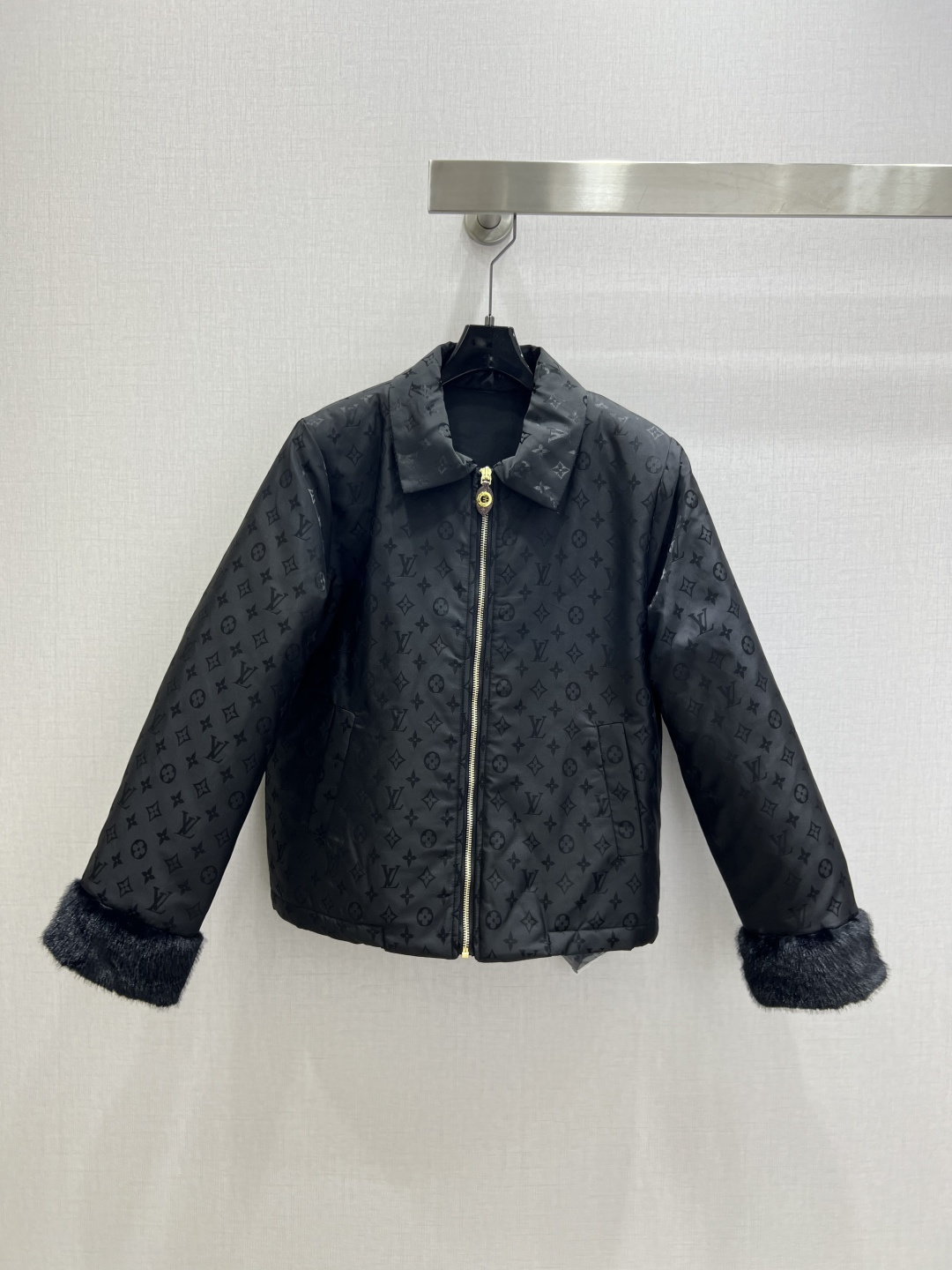 NO:536634,Highly recommended LV*2025 early autumn new model lapel print zipper jacket comfortable feel, inner cotton fits comfortably and stylish, can be integrated into every daily wear scene Two colors SML code High-quality ABC,,louis vuitton,jackets & coats,alexander wang19860909强烈推荐 LV*2025早秋新款 翻领印花拉链外套 手感舒适 内里夹棉 贴合舒适与时髦的双需求能融入每个日常的穿搭场景中 两个色 SML码 高品质ABC,,louis vuitton,jackets & coats,alexander wang,Women's clothing