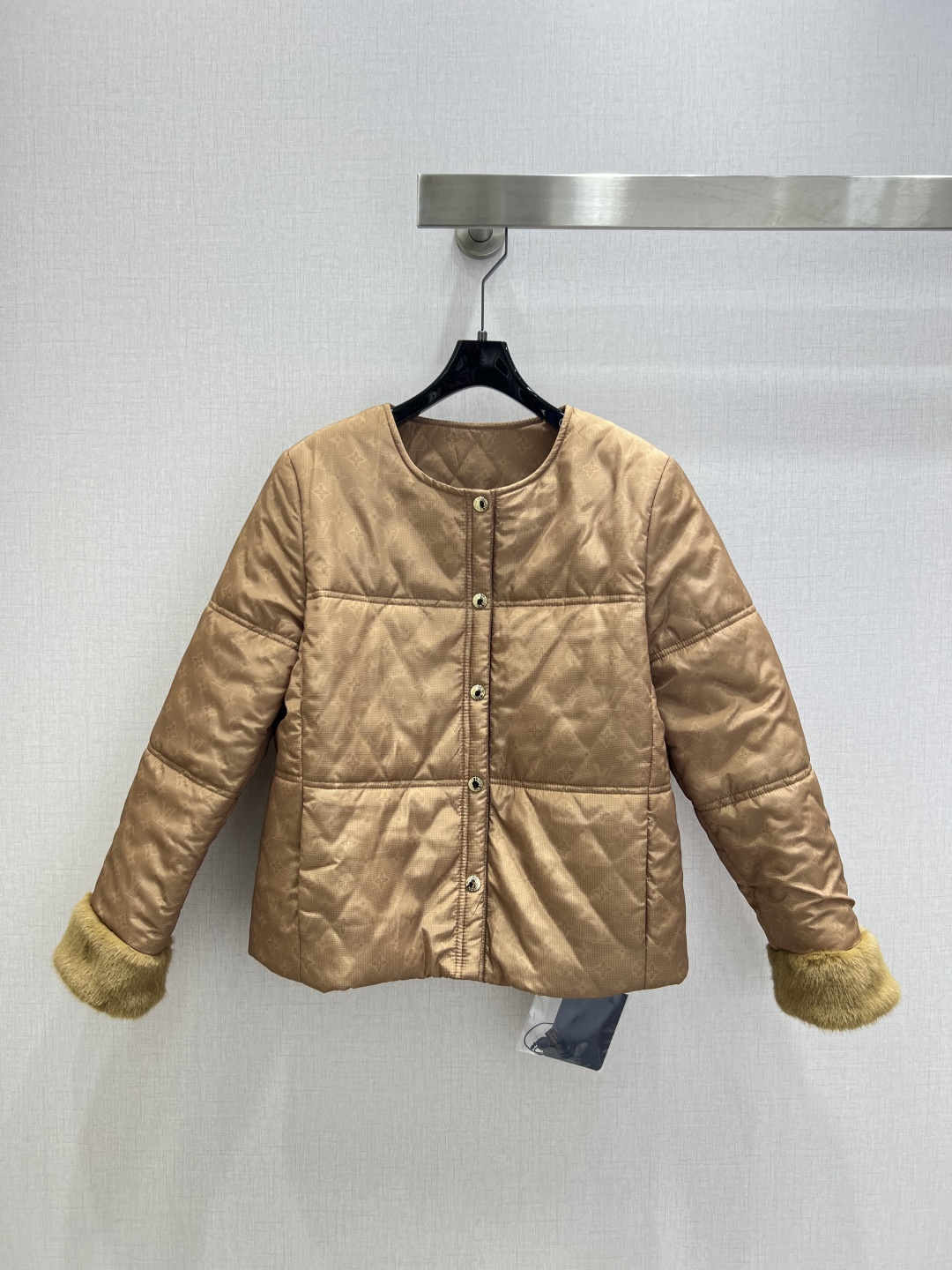 NO:536638,Highly recommended LV*2025 early autumn new style printed round neck cotton jacket comfortable feel, inner cotton clamp fits comfortably, fits comfort and fashionable dual needs to be integrated into every daily outfit scene One color SML code High quality ABC,,louis vuitton,jackets & coats,alexander wang19860909强烈推荐 LV*2025早秋新款 印花圆领棉服外套 手感舒适 内里夹棉 贴合舒适与时髦的双需求能融入每个日常的穿搭场景中 一个色 SML码 高品质ABC,,louis vuitton,jackets & coats,alexander wang,Women's clothing