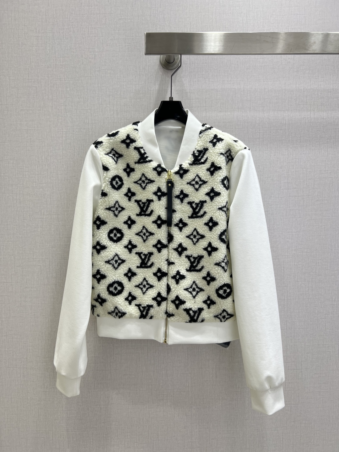 NO:536642,Highly recommended LV*2025 early autumn new style fluffy zipper jacket comfortable to touch artificial wool fits comfortably and fashionable dual needs to be integrated into every day outfit scene. Two colors SML codes High quality ABC,,louis vuitton,jackets & coats,alexander wang19860909强烈推荐 LV*2025早秋新款 毛绒绒拉链外套 手感舒适的人造毛 贴合舒适与时髦的双需求能融入每个日常的穿搭场景中.两个色 SML码 高品质ABC,,louis vuitton,jackets & coats,alexander wang,Women's clothing