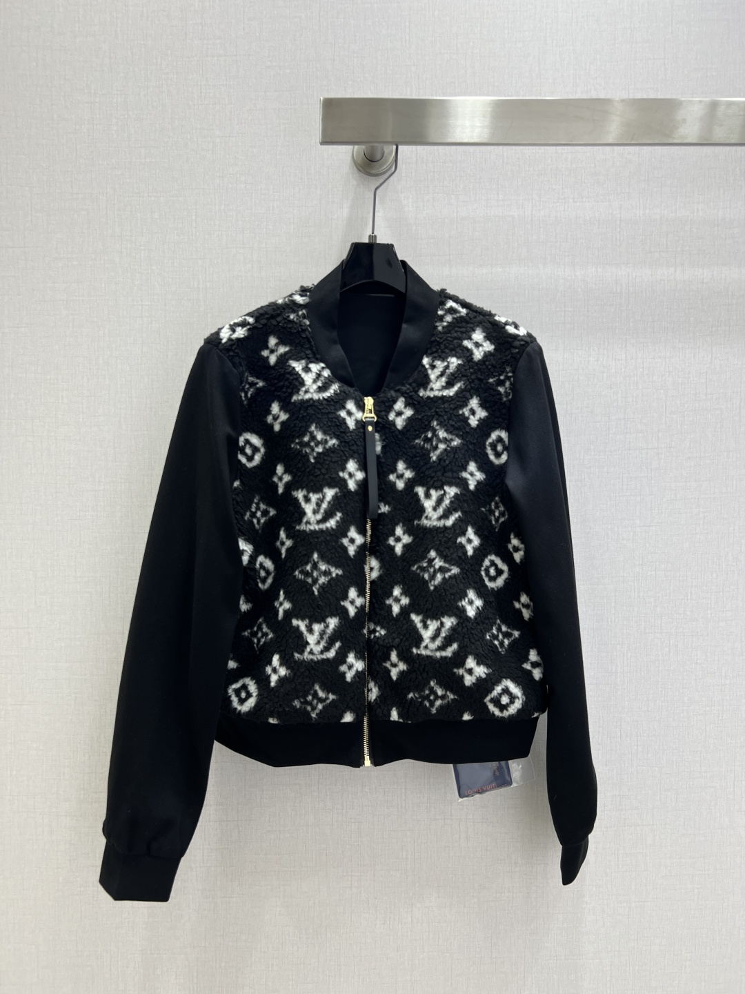 NO:536646,Highly recommended LV*2025 early autumn new style fluffy zipper jacket comfortable to touch artificial wool fits comfortably and fashionable dual needs to be integrated into every day outfit scene. Two colors SML codes High quality ABC,,louis vuitton,jackets & coats,alexander wang19860909强烈推荐 LV*2025早秋新款 毛绒绒拉链外套 手感舒适的人造毛 贴合舒适与时髦的双需求能融入每个日常的穿搭场景中.两个色 SML码 高品质ABC,,louis vuitton,jackets & coats,alexander wang,Women's clothing