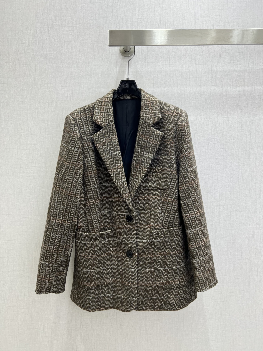 NO:536653,Highly recommended MIU*2025 early autumn new style, pocket suit jacket, very high-end imported texture, carefully look at the details, the upper body is very cool, clean and productive, and improve temperament~~ completely according to the level of high-quality ready-to-wear, I can't help but love it. A must-have item for temperament MM, one color, SML code, high-quality ABC,,miumiu, jackets & coats,business suit,alexander wang19860909强烈推荐 MIU*2025早秋新款 口袋西装外套 非常高级的进口质地 仔细看细节 上身非常飒 干净有品 提气质~~完全按照高定成衣水准 无法不爱 气质MM必入单品 一个色 SML码 高品质ABC,,miumiu,jackets & coats,business suit,alexander wang,Women's clothing