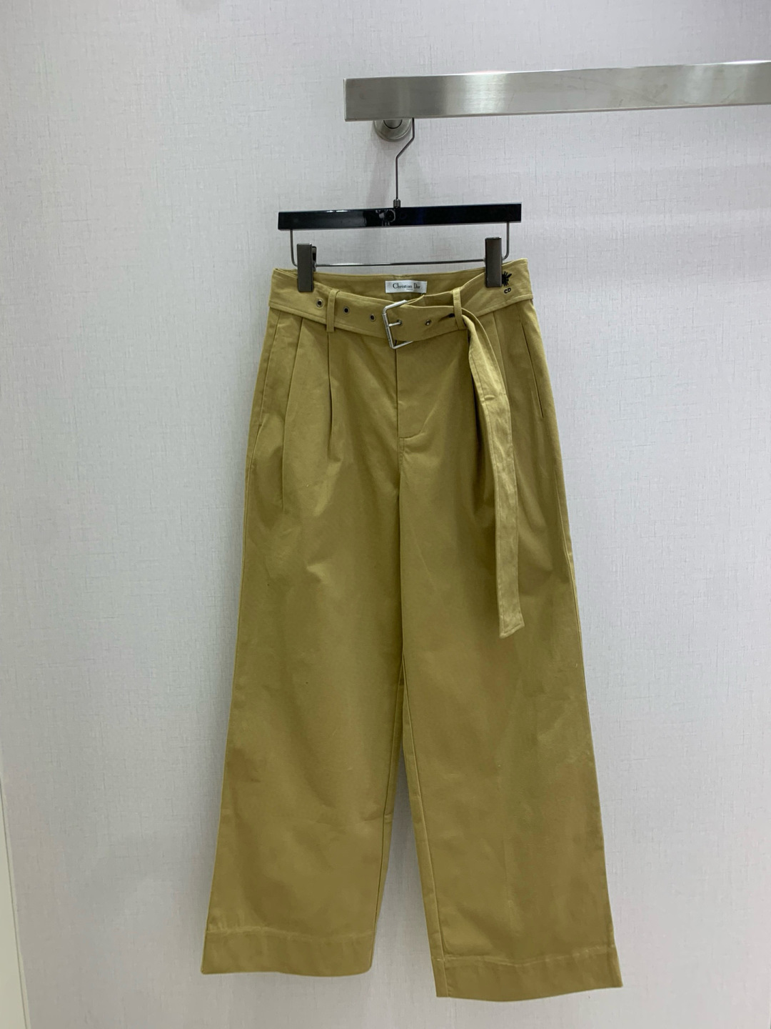 NO:536673,Highly recommended DIO*2025 early autumn new style, belt wide-leg trousers, fashionable and easy to wear, versatile style, high-end customization, comfortable fabric, casual and free!  The color is beautiful and the texture is good!  Retro and fashionable, you can control all kinds of figures!  Two colors SML code high quality ABC, dior, alexander wang19860909强烈推荐 DIO*2025早秋新款 腰带西阔腿长裤 时髦好穿度爆棚 风格百搭 高级定制 舒适的面料 随性洒脱！不旦颜色美,质感也敲好！复古又时尚 各种身材都可以驾驭！两个色 SML码 高品质ABC,,dior,alexander wang,Women's clothing