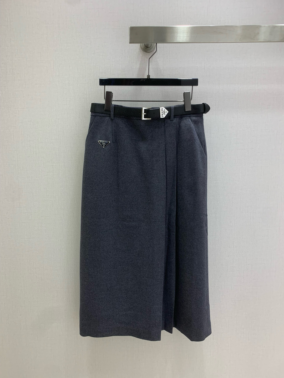 NO:536690,Highly recommended PRA*2025 early autumn new model, belt press-pleated long skirt, another favorite of fashion experts!  Exquisite details, every piece is full of surprises. High fashion craftsmanship, outstanding style, no pick on body shape, practical and versatile. Combination of comfort and function, strong push. Two colors SML code, high-quality ABC,,prada, skirts,alexander wang19860909强烈推荐 PRA*2025早秋新款 腰带压褶长半裙 又一款时尚达人的心头好！细节精致 每一件到手都是惊喜满溢 高级时装工艺 版型绝绝子 不挑身材 实用百搭 舒适与功能相结合,强推入手.两个色 SML码 高品质ABC,,prada,skirts,alexander wang,Women's clothing