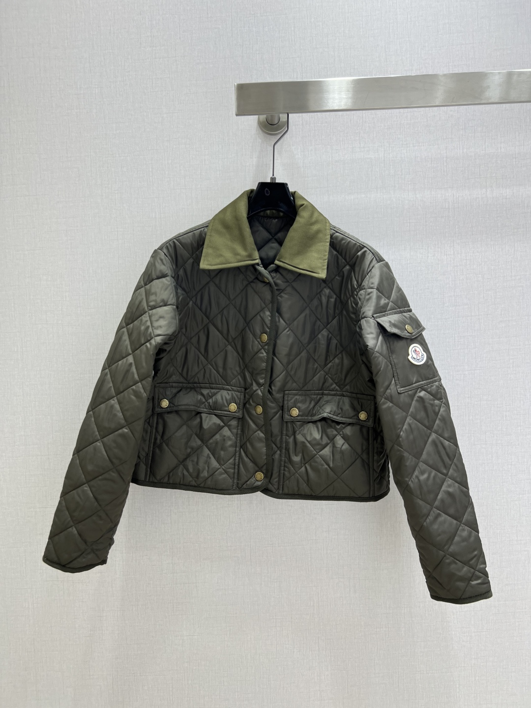 NO:544884,Highly recommended MON*2025 early autumn new double pocket jacket, produced by high-end, a must-have for fashionistas. This outfit is particularly powerful. It can create a taller and slimmer upper body effect at will, with a handsome and casual American high street temperament!  Highly recommended for self-retention. The imported fabrics are of great texture!  The quality of workmanship depends on the details. Large quantities have been released. Two colors, code 0123. High quality ABC,,jackets & coats,jackets & coats,alexander wang19860909强烈推荐 MON*2025早秋新款 双口袋夹克外套 高定出品 时髦精必入 这穿搭的功能特别强大 随意打造显高显瘦的上身效果,美式高街帅气随性气质！强烈推荐自留款 进口面料质感超赞！做工品质看细节 大货已出 两个色 0123码 高品质ABC,,jackets & coats,jackets & coats,alexander wang,Women's clothing