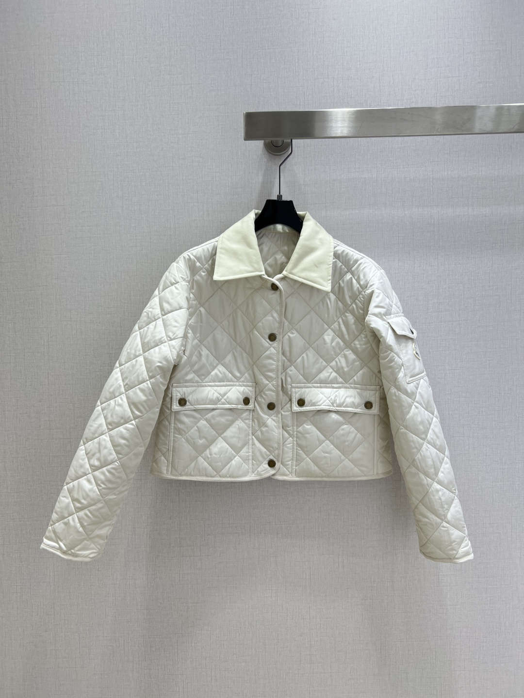 NO:544900,Highly recommended MON*2025 early autumn new style, double pocket jacket, high-end product, fashionable and exquisite, this outfit is particularly powerful, and you can create a high-slim upper body effect, with a handsome and casual temperament in the American high street!  Highly recommended to keep the product. The imported fabric has a great texture!  Workmanship quality depends on details. Large products have been released. Two colors. 0123 codes. High-quality ABC,, jackets & coats, jackets & coats, alexander wang19860909强烈推荐 MON*2025早秋新款 双口袋夹克外套 高定出品 时髦精必入 这穿搭的功能特别强大 随意打造显高显瘦的上身效果,美式高街帅气随性气质！强烈推荐自留款 进口面料质感超赞！做工品质看细节 大货已出 两个色 0123码 高品质ABC,,jackets & coats,jackets & coats,alexander wang,Women's clothing