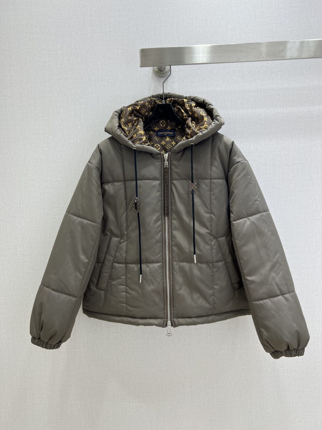 NO:544906,Highly recommended LV* 2025 early autumn new style, hooded zipper jacket, high-end product, fashion must be included. This outfit has a particularly powerful function. It can create a high-slim upper body effect, with a handsome and casual temperament in the American high street!  Highly recommended to keep the product. The imported fabric has a great texture!  Workmanship quality depends on details. Large products have been released. Two colors. SML code. High-quality ABC,,louis vuitton,jackets & coats,hats,alexander wang.19860909强烈推荐 LV*2025早秋新款 连帽拉链外套 高定出品 时髦精必入 这穿搭的功能特别强大 随意打造显高显瘦的上身效果,美式高街帅气随性气质！强烈推荐自留款 进口面料质感超赞！做工品质看细节 大货已出 两个色 SML码 高品质ABC,,louis vuitton,jackets & coats,hats,alexander wang,Women's clothing