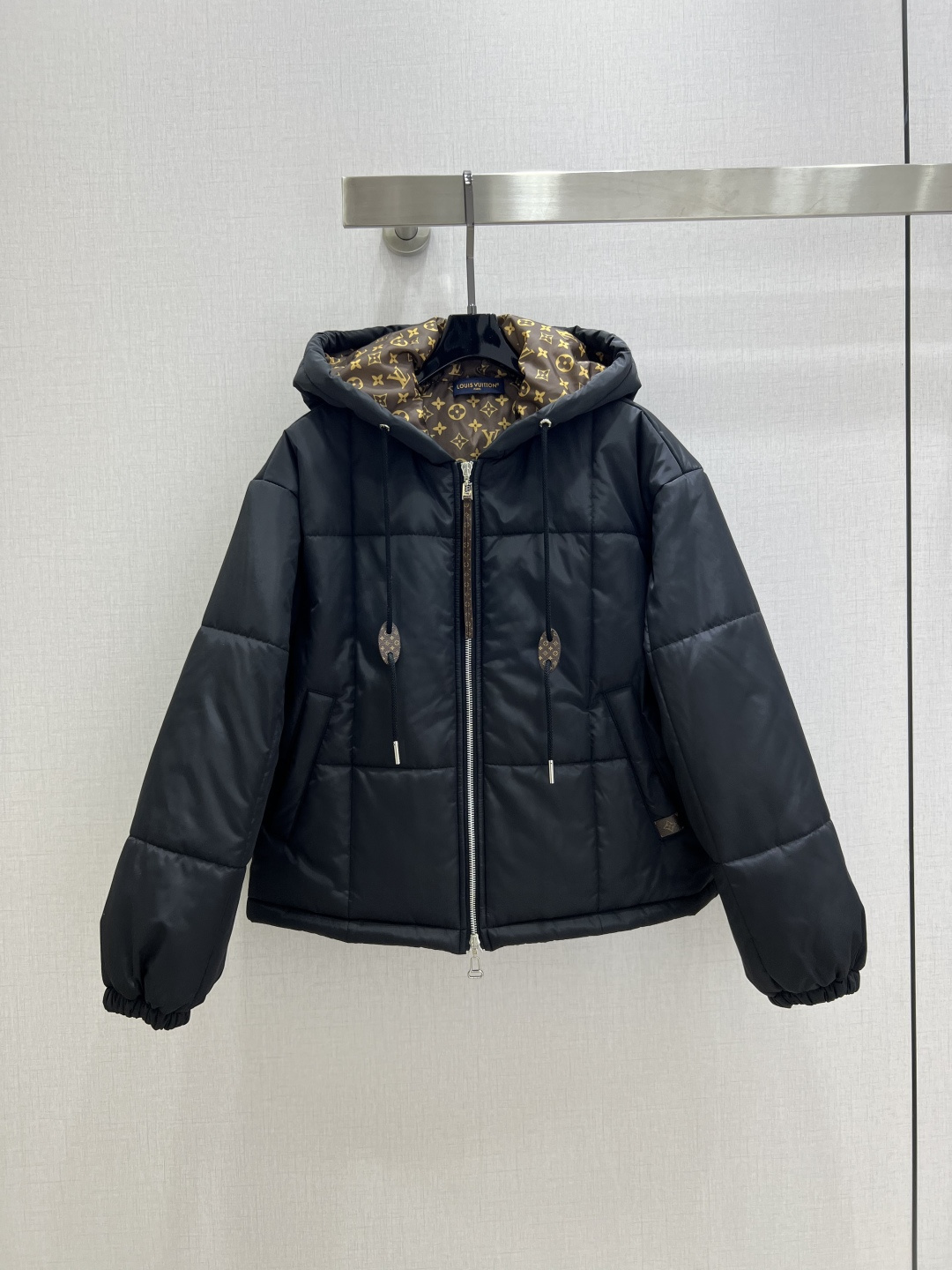 NO:544922,Highly recommended LV*2025 early autumn new hooded zipper jacket, produced by high-end, a must-have for fashionistas. This outfit is particularly powerful. It can create a taller and slimmer upper body effect at will, with a handsome and casual American high-street temperament!  Highly recommended for self-retention. The imported fabrics are of great texture!  The quality of workmanship depends on the details. The bulk has been shipped. Two colors SML code. High quality ABC, Louis Vuitton, jackets & coats, hats, alexander wang19860909强烈推荐 LV*2025早秋新款 连帽拉链外套 高定出品 时髦精必入 这穿搭的功能特别强大 随意打造显高显瘦的上身效果,美式高街帅气随性气质！强烈推荐自留款 进口面料质感超赞！做工品质看细节 大货已出 两个色 SML码 高品质ABC,,louis vuitton,jackets & coats,hats,alexander wang,Women's clothing