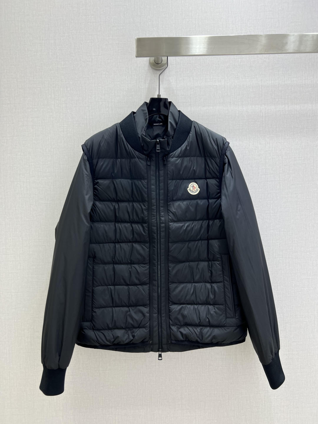 NO:544931,It is highly recommended to wear dust bags. MON*2025 early autumn new model, two-piece down jacket, high-end product, fashion must be included. This outfit has a particularly powerful function. It can create a high-slim upper body effect, and is casual and elegant!  Highly recommended to keep the product. The imported fabric has a great texture!  Workmanship quality depends on details. Large products have been released. Two colors 12345 codes. High-quality AB,, jackets & coats, down jacket, alexander wang19860909配防尘袋强烈推荐 MON*2025早秋新款 两件套羽绒外套 高定出品 时髦精必入 这穿搭的功能特别强大 随意打造显高显瘦的上身效果,随性气质！强烈推荐自留款 进口面料质感超赞！做工品质看细节 大货已出 两个色 12345码 高品质AB,,jackets & coats,down jacket,alexander wang,Women's clothing