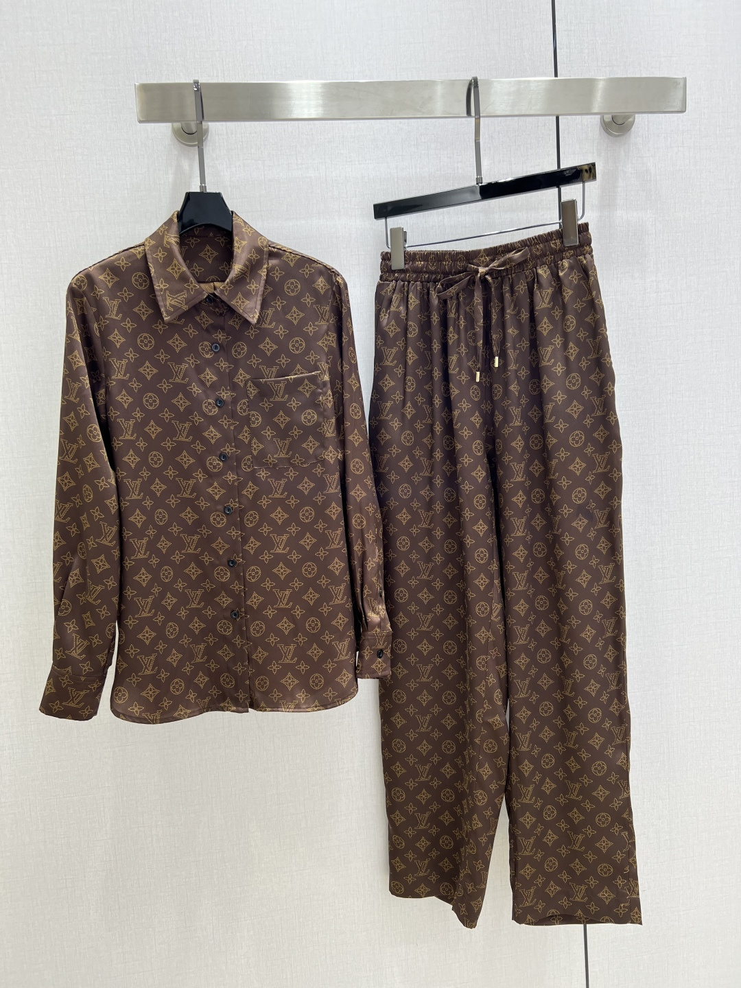 NO:544868,Highly recommended LV*2025 early autumn new style, presbyop shirt and trousers suit, extremely comfortable, there is no reason to refuse it. Ke A Ke Sa style, daily commuting wear is very OK, not picky about occasions. The design is unique, the sense of layering is richer, and the small details are too important. One color SMLXL code, high-quality ABC,,louis vuitton,shirts,alexander wang19860909强烈推荐 LV*2025早秋新款 老花衬衫长裤套装 舒适度极强 没有理由可以拒绝它.可A可飒的风格,日常通勤穿什么的都是很OK的,不挑场合的.设计独特 层次感更加丰富,满满小细节太加分了 一个色 SMLXL码 高品质ABC,,louis vuitton,shirts,alexander wang,Women's clothing