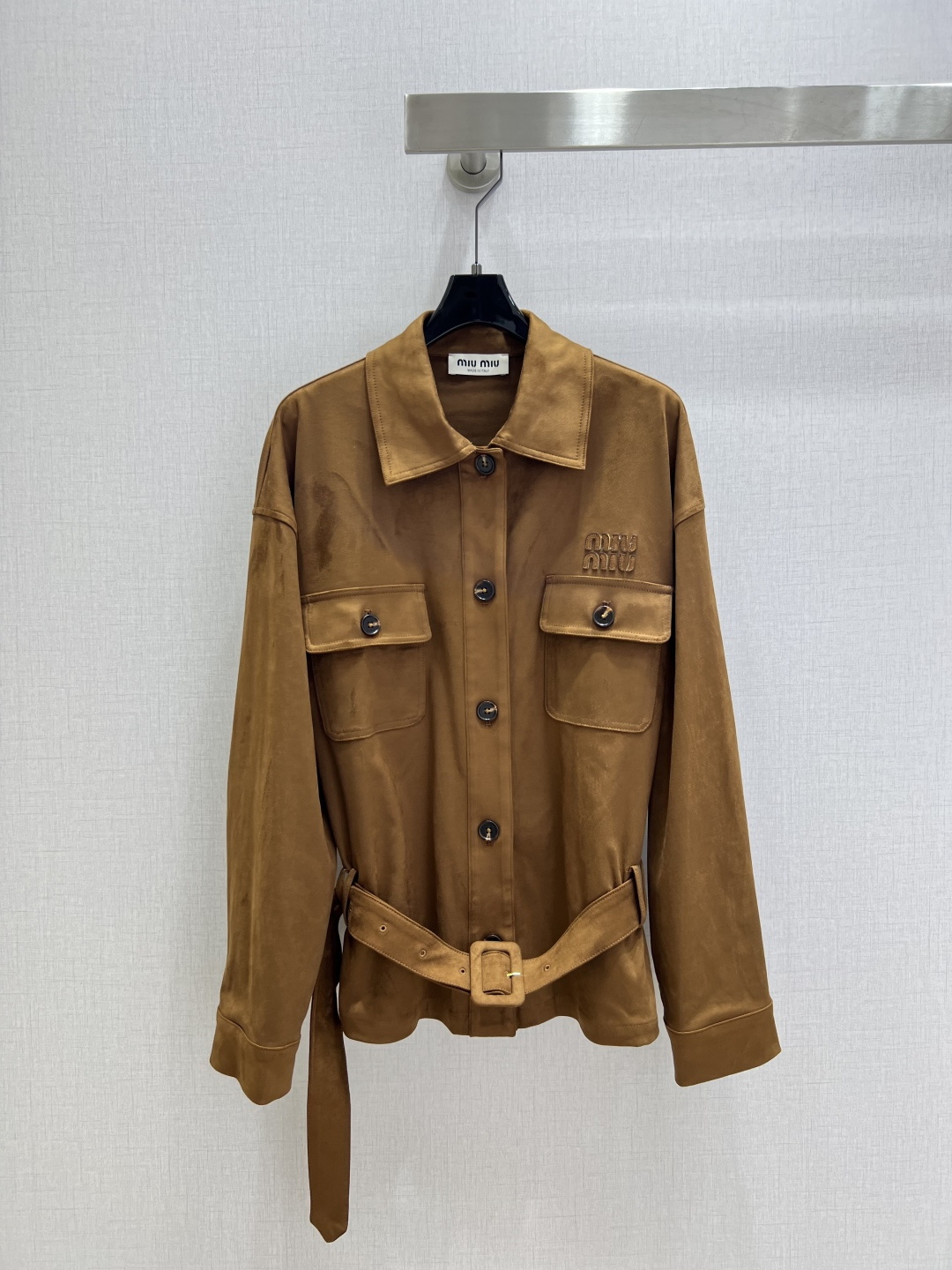 NO:546107,Highly recommended MiU* 2025 early autumn new style, belt jacket pocket jacket, high-end product, fashion must be included. This outfit is particularly powerful. It can create a high-slim upper body effect, with a handsome and casual temperament in the American high street!  Highly recommended to keep the product. The imported fabric has a great texture!  Workmanship quality depends on the details. Large products have been released. One color. SML code. High-quality ABC,,miumiu,jackets & coats,jackets & coats,alexander wang.19860909强烈推荐 MiU*2025早秋新款 腰带夹克口袋外套 高定出品 时髦精必入 这穿搭的功能特别强大 随意打造显高显瘦的上身效果,美式高街帅气随性气质！强烈推荐自留款 进口面料质感超赞！做工品质看细节 大货已出 一个色 SML码 高品质ABC,,miumiu,jackets & coats,jackets & coats,alexander wang,Women's clothing