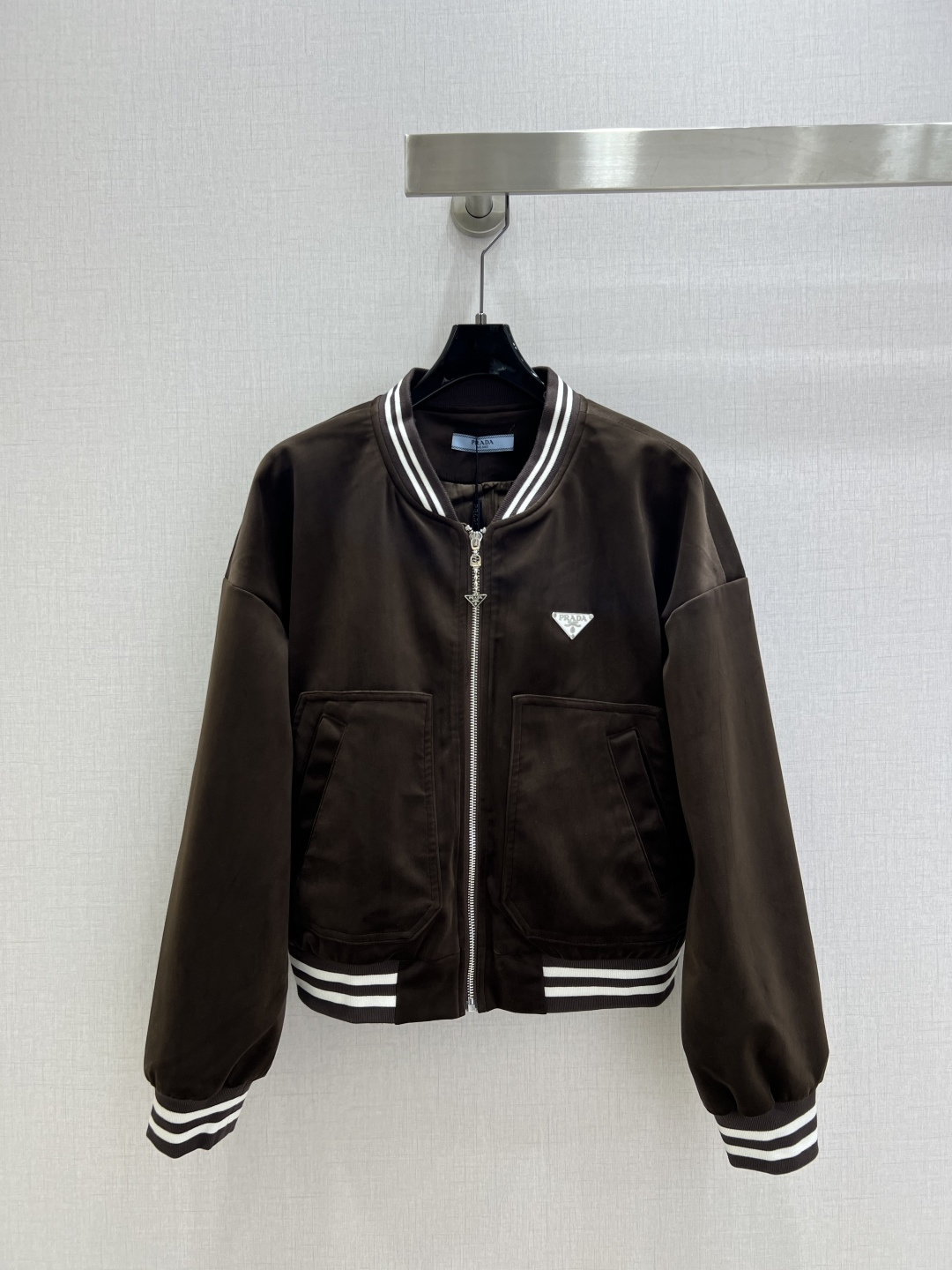 NO:544822,Highly recommended PRA*2025 early autumn new style color-blocking jacket produced by Rocket Speed!  The whole piece is three-dimensional tailored, with all-round exquisite upper body, super cover flesh to make it look slimming, and a refreshing and fashionable sense of high-end. Everyday elegant and fashionable, huge and versatile. The colors are very good. The fabric is high-end and textured. Two colors. SML code. High-quality ABC,,prada, jackets & coats,jackets & coats,alexander wang.19860909强烈推荐 PRA*2025早秋新款 拼色夹克外套 火箭速度出品！整件立体剪裁 全方位精致做上身超级遮肉显瘦 穿出清爽时髦的高级感 日常优雅又时髦巨百搭 颜色很好看 面料高级又有质感 两个色 SML码 高品质ABC,,prada,jackets & coats,jackets & coats,alexander wang,Women's clothing