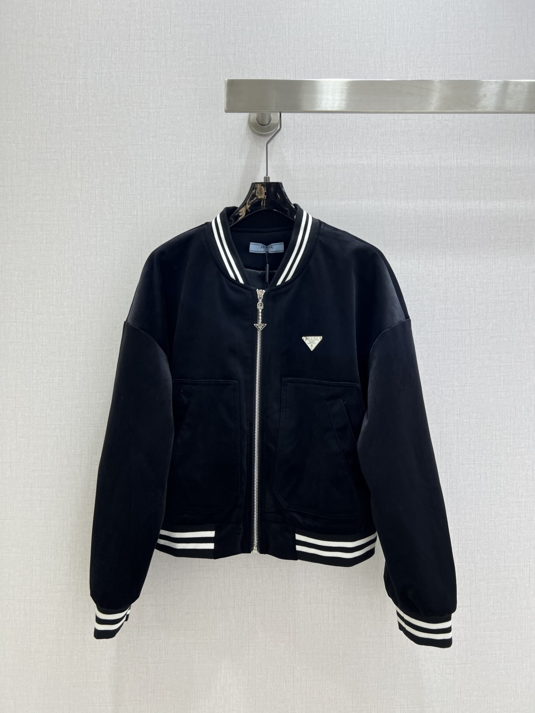 NO:544834,Highly recommended PRA*2025 early autumn new style color-blocking jacket produced by Rocket Speed!  The whole piece is three-dimensional tailored, with all-round exquisite upper body, super cover flesh to make it look slimming, and a refreshing and fashionable sense of high-end. Everyday elegant and fashionable, huge and versatile. The colors are very good. The fabric is high-end and textured. Two colors. SML code. High-quality ABC,,prada, jackets & coats,jackets & coats,alexander wang.19860909强烈推荐 PRA*2025早秋新款 拼色夹克外套 火箭速度出品！整件立体剪裁 全方位精致做上身超级遮肉显瘦 穿出清爽时髦的高级感 日常优雅又时髦巨百搭 颜色很好看 面料高级又有质感 两个色 SML码 高品质ABC,,prada,jackets & coats,jackets & coats,alexander wang,Women's clothing