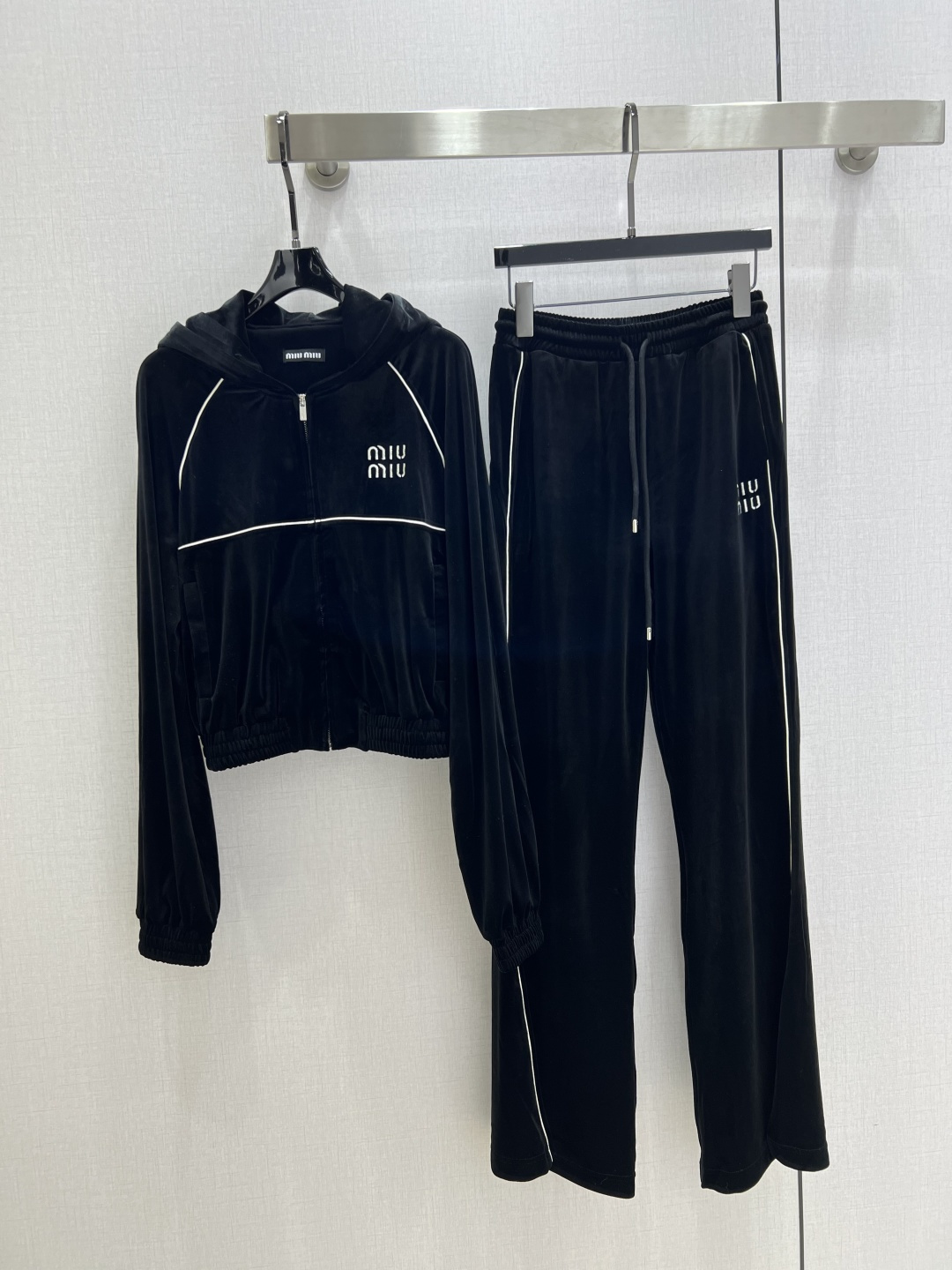 NO:544847,Highly recommended MIU*2025 early autumn new hooded velvet trousers suit, a velvet suit that everyone can control. High-density fashionable casual style, Vintage, handsome, mid-century style. It meets the dual needs of comfort and fashion and can be integrated into every daily dressing scene. Playful and age-reducing design elements full of vitality. One color SML code. High quality ABC,, miumiu, hats, alexander wang19860909强烈推荐 MIU*2025早秋新款 连帽丝绒长裤套装 人人都能驾驭的丝绒套装.高密度时髦休闲风 Vintage帅气 中古风 贴合舒适与时髦的双需求能融入每个日常的穿搭场景中.俏皮减龄充满元气的设计元素 一个色 SML码 高品质ABC,,miumiu,hats,alexander wang,Women's clothing