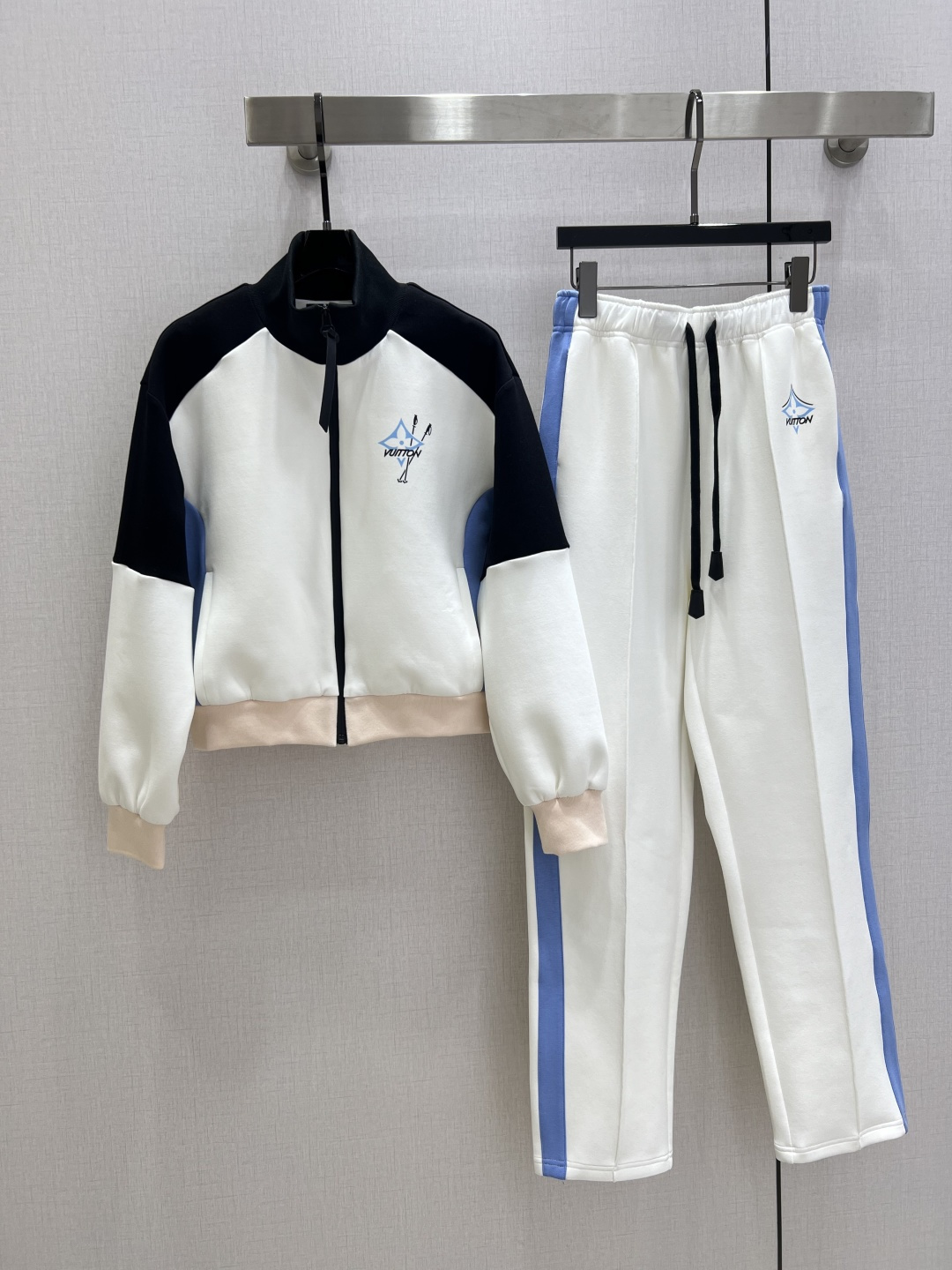 NO:544860,Highly recommended LV*2025 early autumn new style, splicing drawstring zipper set, classic and stylish, with its own aura, the fabric texture is very fashionable and high-end, the color is super positive, the upper body looks white and slim, the series with a cool and handsome feeling, the upper body is full of aura, the length is just right, easy to control, one color, SML code, high-quality ABC,,louis vuitton,alexander wang19860909强烈推荐 LV*2025早秋新款 拼接抽绳拉链套装 经典又有型 自带气场 面料质感很奈斯 时髦又高级 颜色超级正 上身显白又显瘦 自带酷帅感的系列 走路都带风上身气场全开 长度恰到好处 轻松驾驭 一个色 SML码 高品质ABC,,louis vuitton,alexander wang,Women's clothing