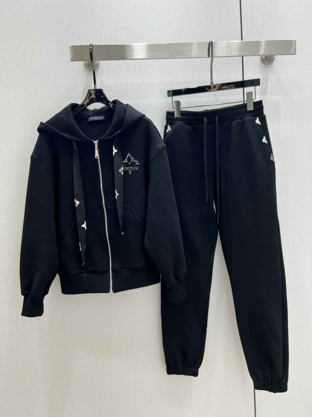 NO:544873,Highly recommended LV*2025 early autumn new style, hooded drawstring trousers set, classic and stylish, with its own aura, the fabric texture is very stylish, fashionable and high-end, the color is super positive, the upper body looks white and slim, the series with a cool and handsome feeling, the upper body is full of aura, the length is just right, easy to control, two colors, SML code, high-quality ABC,,louis vuitton,hats,alexander wang19860909强烈推荐 LV*2025早秋新款 连帽抽绳束脚长裤套装 经典又有型 自带气场 面料质感很奈斯 时髦又高级 颜色超级正 上身显白又显瘦 自带酷帅感的系列 走路都带风上身气场全开 长度恰到好处 轻松驾驭 两个色 SML码 高品质ABC,,louis vuitton,hats,alexander wang,Women's clothing