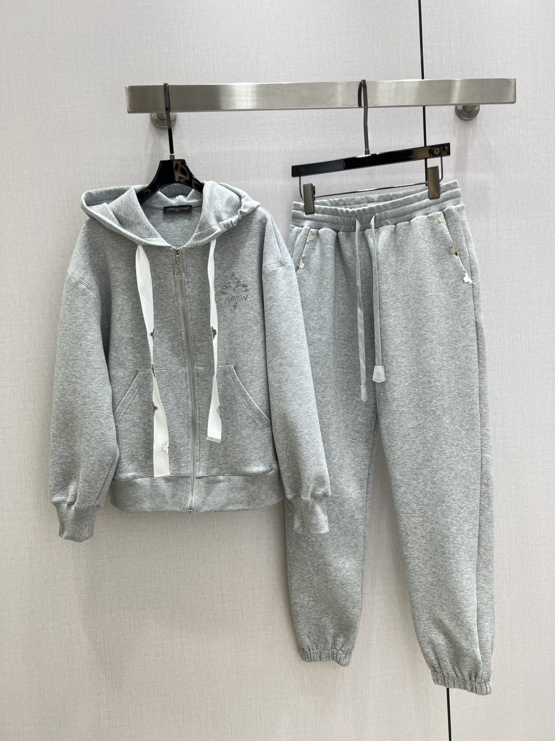 NO:544888,Highly recommended LV*2025 early autumn new style, hooded drawstring trousers set, classic and stylish, with its own aura, the fabric texture is very stylish, fashionable and high-end, the color is super positive, the upper body looks white and slim, the series with a cool and handsome feeling, the upper body is full of aura, the length is just right, easy to control, two colors, SML code, high-quality ABC,,louis vuitton,hats,alexander wang19860909强烈推荐 LV*2025早秋新款 连帽抽绳束脚长裤套装 经典又有型 自带气场 面料质感很奈斯 时髦又高级 颜色超级正 上身显白又显瘦 自带酷帅感的系列 走路都带风上身气场全开 长度恰到好处 轻松驾驭 两个色 SML码 高品质ABC,,louis vuitton,hats,alexander wang,Women's clothing