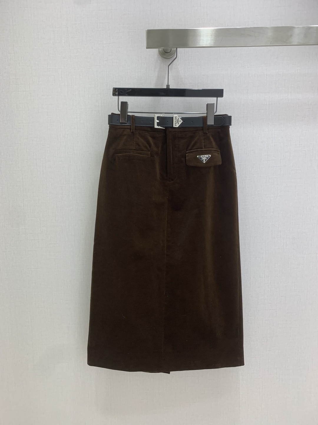 NO:546041,Highly recommended PRA* 2025 early autumn new style, belt logo skirt, another favorite of fashion experts!  Exquisite details, every piece is full of surprises. High fashion craftsmanship, outstanding style, no pick on body shape, practical and versatile. Combination of comfort and function, strong push. Two colors SML code, high-quality ABC,,prada, skirts,alexander wang19860909强烈推荐 PRA*2025早秋新款 腰带徽标长半裙 又一款时尚达人的心头好！细节精致 每一件到手都是惊喜满溢 高级时装工艺 版型绝绝子 不挑身材 实用百搭 舒适与功能相结合,强推入手.两个色 SML码 高品质ABC,,prada,skirts,alexander wang,Women's clothing