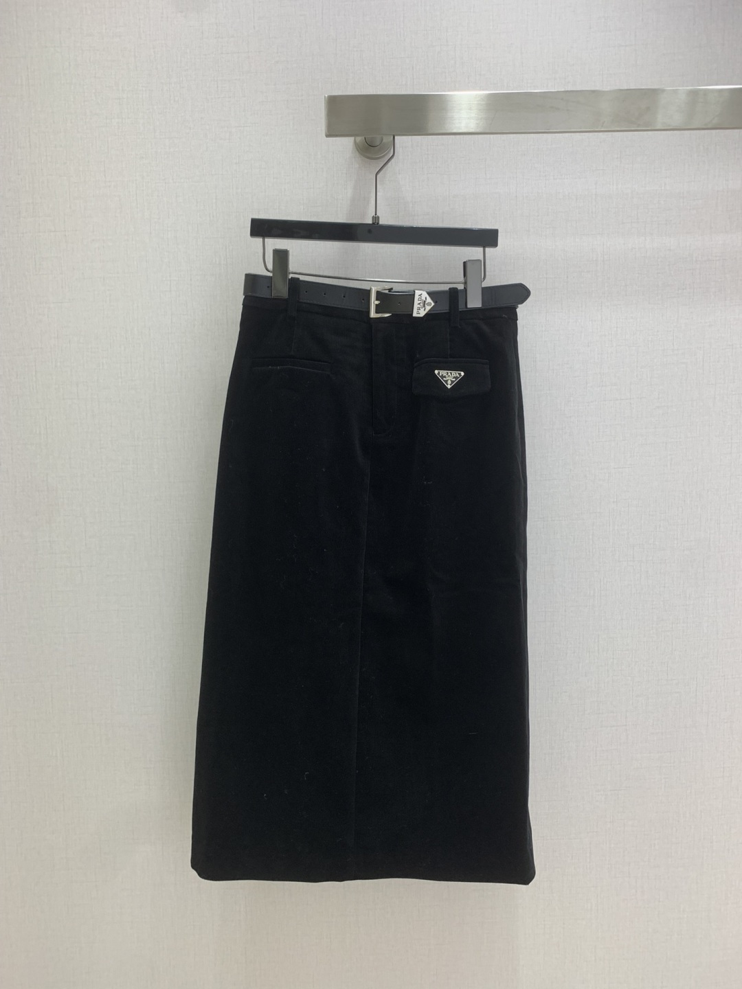 NO:546026,Highly recommended PRA* 2025 early autumn new style, belt logo skirt, another favorite of fashion experts!  Exquisite details, every piece is full of surprises. High fashion craftsmanship, outstanding style, no pick on body shape, practical and versatile. Combination of comfort and function, strong push. Two colors SML code, high-quality ABC,,prada, skirts,alexander wang19860909强烈推荐 PRA*2025早秋新款 腰带徽标长半裙 又一款时尚达人的心头好！细节精致 每一件到手都是惊喜满溢 高级时装工艺 版型绝绝子 不挑身材 实用百搭 舒适与功能相结合,强推入手.两个色 SML码 高品质ABC,,prada,skirts,alexander wang,Women's clothing