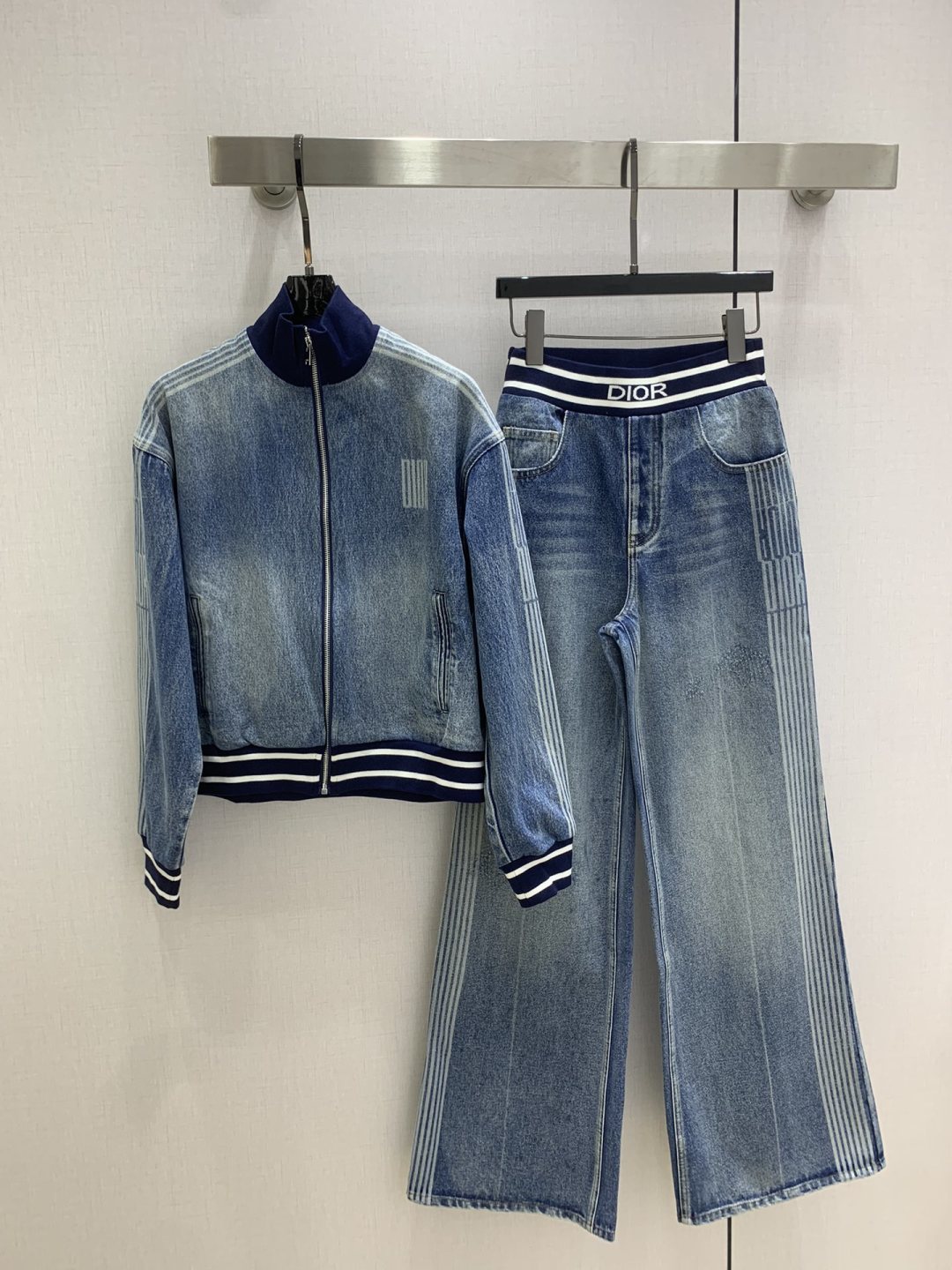NO:546064,Highly recommended DIO*2025 early autumn new style denim jacket jacket letter stripe pattern laser printing process thread splicing decoration one color SML code high quality ABC, dior, jackets & coats, jackets & coats, alexander wang19860909强烈推荐 DIO*2025早秋新款 牛仔夹克外套 字母条纹图案激光打印工艺 螺纹拼接装饰 一个色 SML码 高品质ABC,,dior,jackets & coats,jackets & coats,alexander wang,Women's clothing