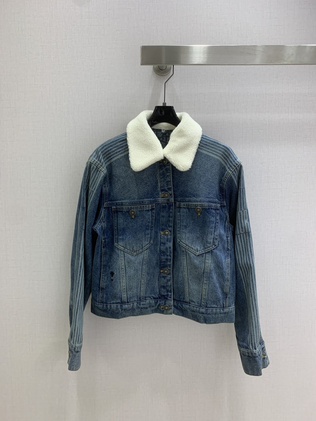 NO:546029,Highly recommended DIO*2025 early autumn new style, fleece composite denim jacket jacket, letter stripe pattern laser printing process, bee embroidery decoration, two colors, SML code, high quality ABC,,dior, jackets & coats, jackets & coats, alexander wang19860909强烈推荐 DIO*2025早秋新款 摇粒绒复合牛仔夹克外套 字母条纹图案激光打印工艺 小蜜蜂刺绣装饰 两个色 SML码 高品质ABC,,dior,jackets & coats,jackets & coats,alexander wang,Women's clothing