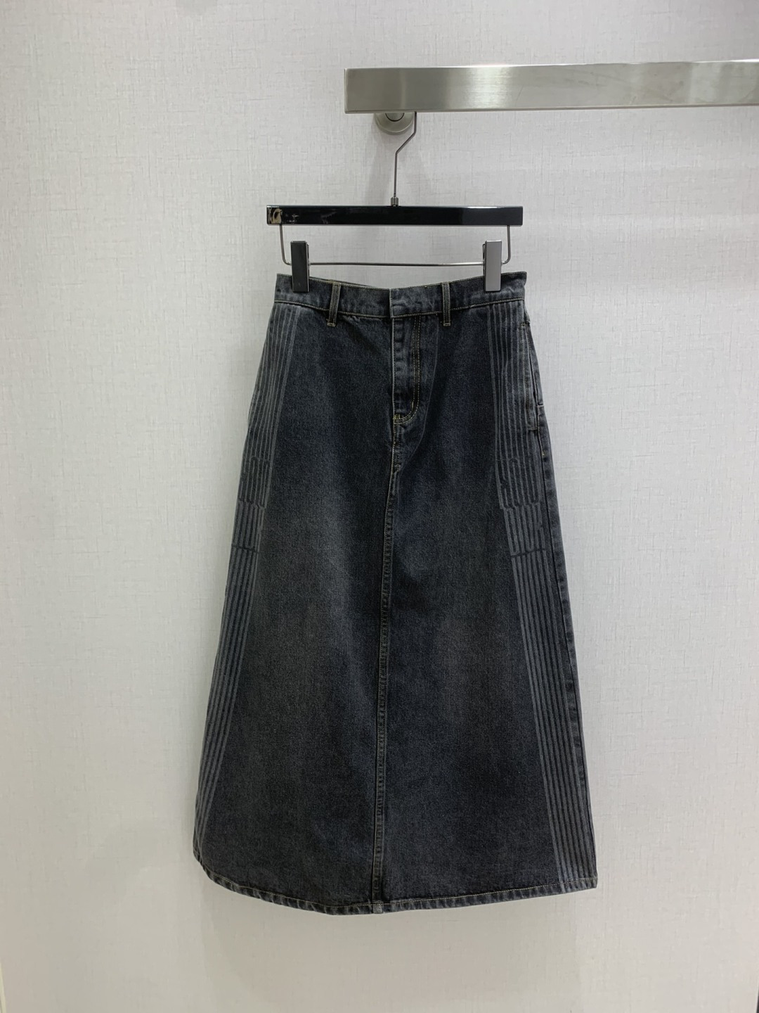 NO:546104,Highly recommended DIO*2025 early autumn new style retro denim skirt letter stripe pattern laser printing process letter card decoration two colors SML code high quality ABC, dior, skirts, alexander wang19860909强烈推荐 DIO*2025早秋新款 复古牛仔长半裙 字母条纹图案激光打印工艺 字母牌牌装饰 两个色 SML码 高品质ABC,,dior,skirts,alexander wang,Women's clothing