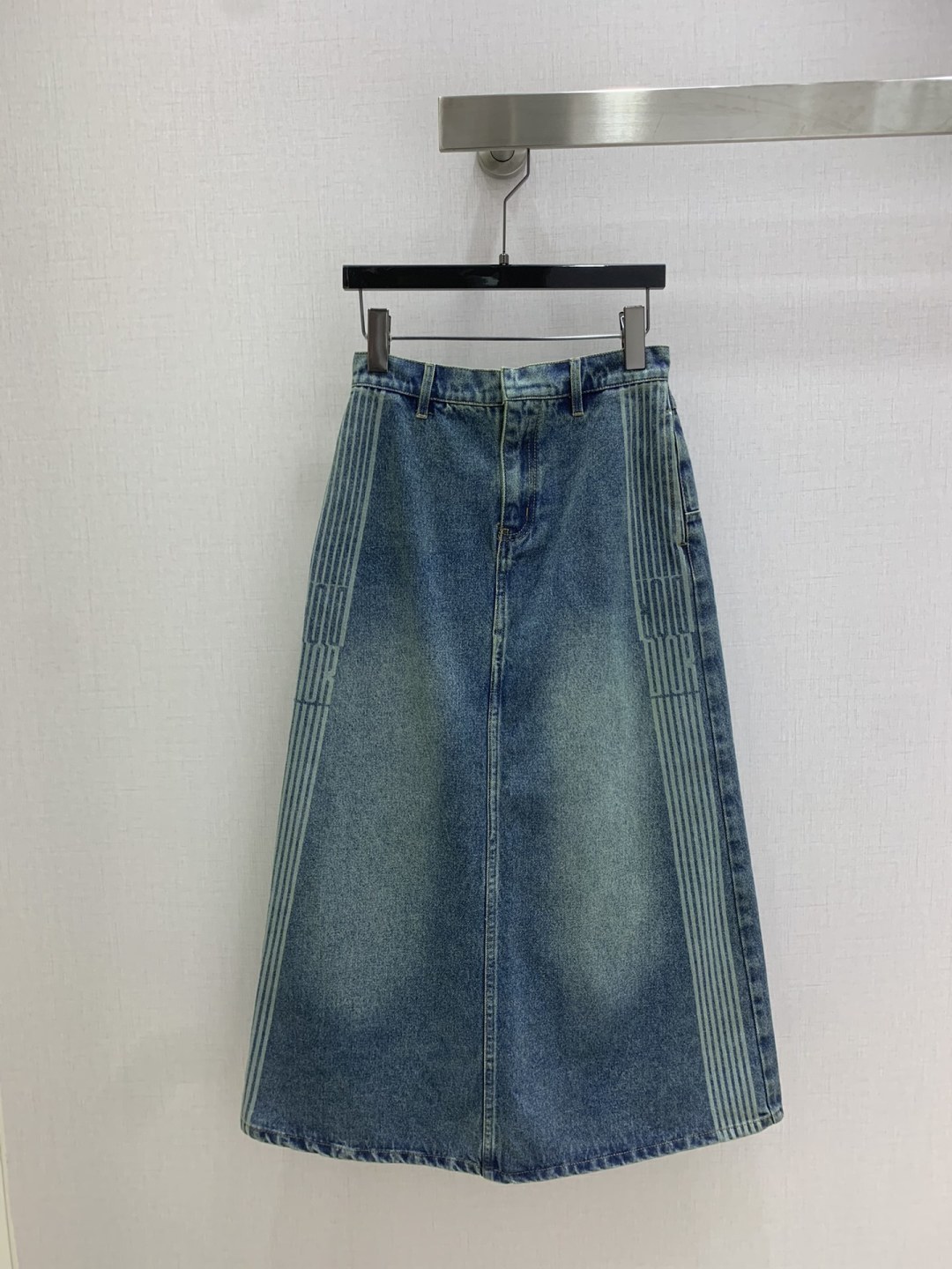 NO:546091,Highly recommended DIO*2025 early autumn new style retro denim skirt letter stripe pattern laser printing process letter card decoration two colors SML code high quality ABC, dior, skirts, alexander wang19860909强烈推荐 DIO*2025早秋新款 复古牛仔长半裙 字母条纹图案激光打印工艺 字母牌牌装饰 两个色 SML码 高品质ABC,,dior,skirts,alexander wang,Women's clothing