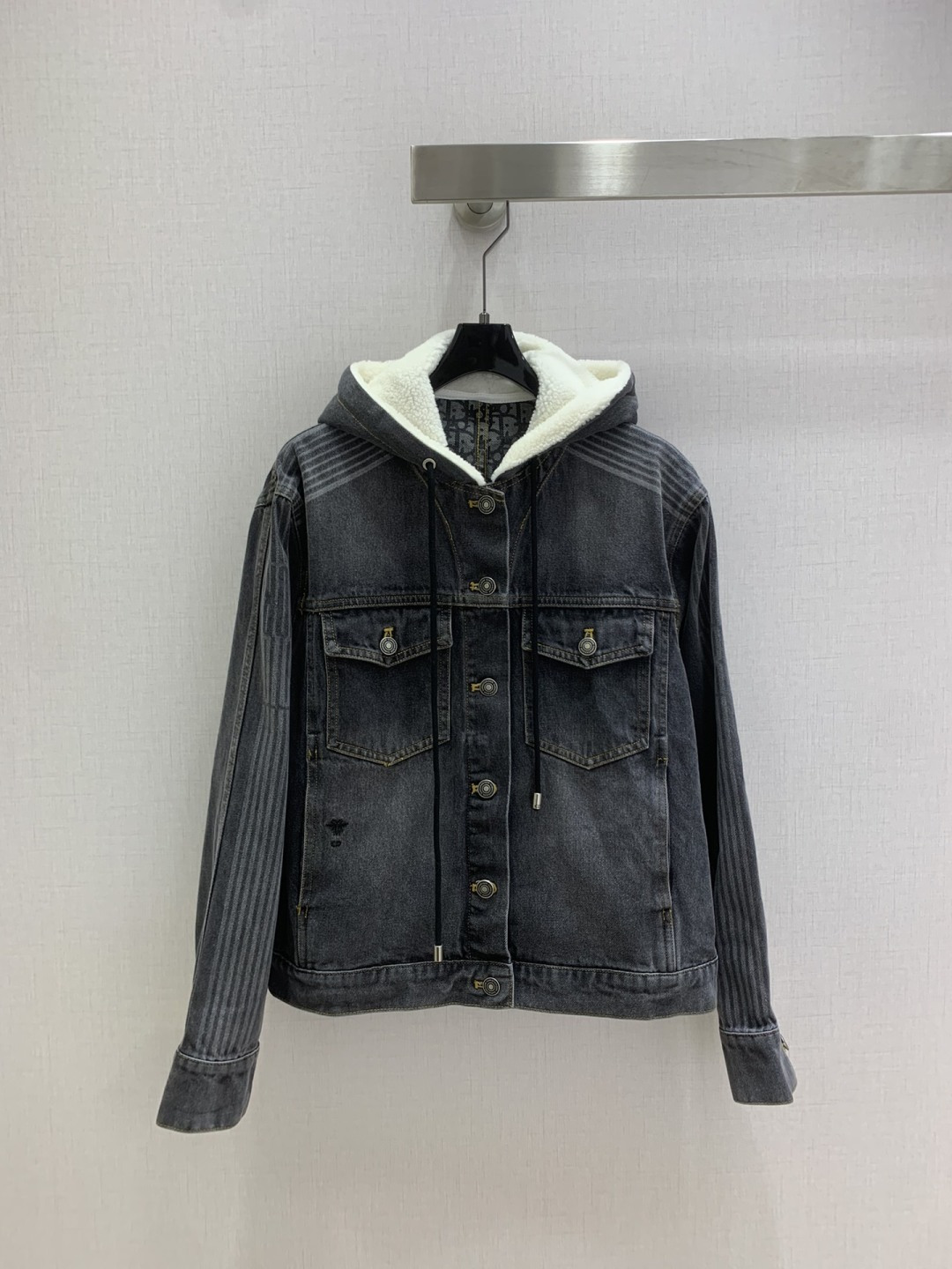 NO:546077,Highly recommended DIO*2025 early autumn new style, fleece denim hooded jacket, letter stripe pattern laser printing process, bee embroidery decoration two colors SML code, high quality ABC,,dior, jackets & coats,hats,alexander wang19860909强烈推荐 DIO*2025早秋新款 摇粒绒牛仔连帽外套 字母条纹图案激光打印工艺 小蜜蜂刺绣装饰两个色 SML码 高品质ABC,,dior,jackets & coats,hats,alexander wang,Women's clothing