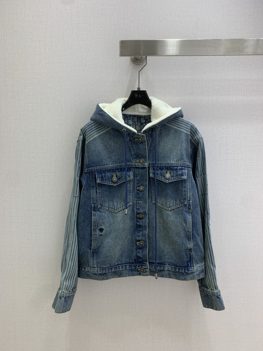 NO:546065,Highly recommended DIO*2025 early autumn new style, fleece denim hooded jacket, letter stripe pattern laser printing process, bee embroidery decoration two colors SML code, high quality ABC,,dior, jackets & coats,hats,alexander wang19860909强烈推荐 DIO*2025早秋新款 摇粒绒牛仔连帽外套 字母条纹图案激光打印工艺 小蜜蜂刺绣装饰两个色 SML码 高品质ABC,,dior,jackets & coats,hats,alexander wang,Women's clothing
