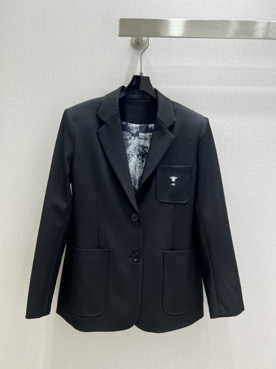 NO:546971,Highly recommended DIO* early autumn new style, pocket embroidered suit jacket, capable, neat, fashionable and orderly, recommended styles for daily wear, online, essential items to enhance temperament, one color, SML code, high-quality ABC,,dior, jackets & coats,business suit,alexander wang19860909强烈推荐 DIO*早秋新款 口袋刺绣西装外套 干练利落时髦有致 日常穿搭推荐款 细节感在线 提升气质感必备单品 一个色 SML码 高品质ABC,,dior,jackets & coats,business suit,alexander wang,Women's clothing