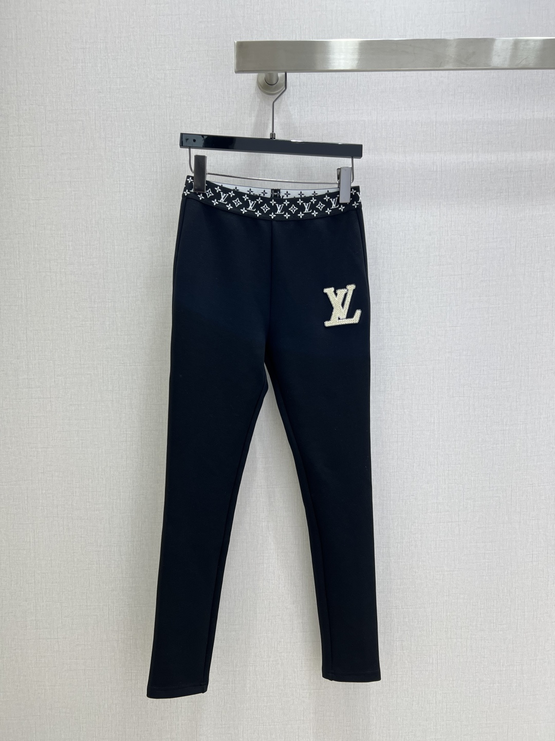 NO:546983,Highly recommended LV* early autumn new style webbing base trousers elastic letters waist webbing design waist letter decoration high custom imported high-density fabric logo leather embellishment basic style versatile artifact one color SML code high-quality ABC,,louis vuitton,alexander wang19860909强烈推荐 LV*早秋新款 织带打底长裤 松紧字母橡筋腰织带设计 腰头字母装饰 高定制进口高密度面料 logo皮牌点缀 基础版型 百搭神器 一个色 SML码 高品质ABC,,louis vuitton,alexander wang,Women's clothing
