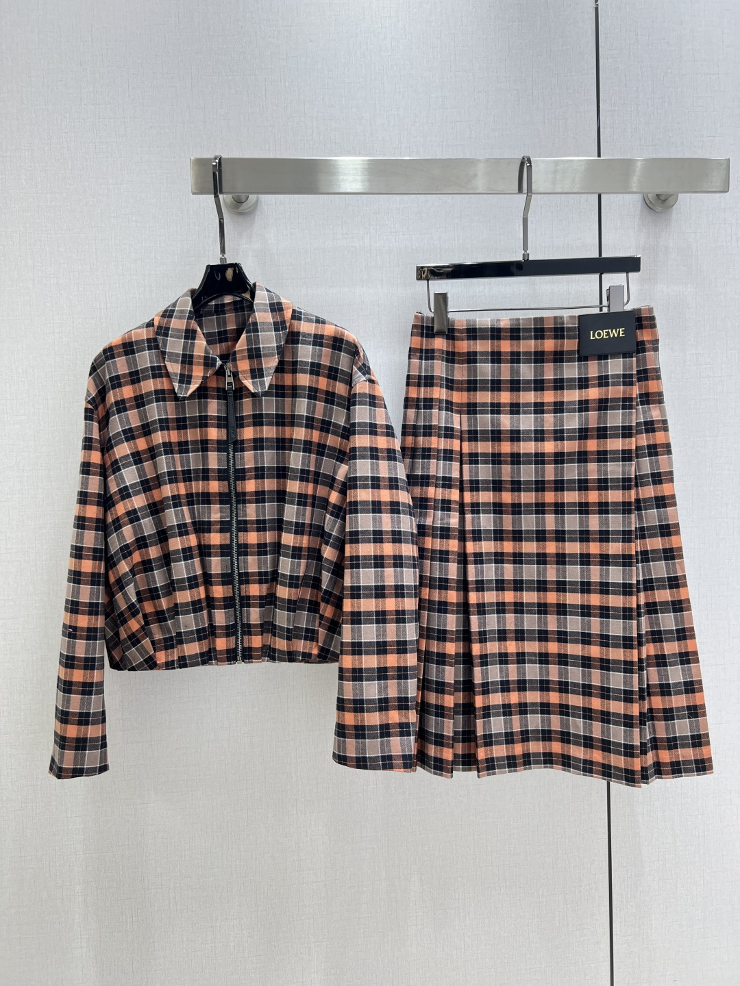 NO:546105,Highly recommended LOE*2025 early autumn new style plaid lapel zipper jacket exclusively developed by yb!  High-end production!  The new product of the college style pattern is here again, easily creating a high-end outfit in the same color. Small girls are also super suitable. The draped straight style is not picky. The upper body is young and fashionable, and the girlish feel is suddenly revealed!  One color SMLXL code high quality ABC, loewe, jackets & coats,alexander wang19860909强烈推荐 LOE*2025早秋新款 格纹翻领拉链外套 独家yb开发！高版出品！学院风格纹新品又来啦,轻松打造同色系穿搭高级感满满~小个子妹子也超级合适,垂坠直筒版型又不会挑人,上身年轻又时髦,少女感一下子就出来了！一个色 SMLXL码 高品质ABC,,loewe,jackets & coats,alexander wang,Women's clothing