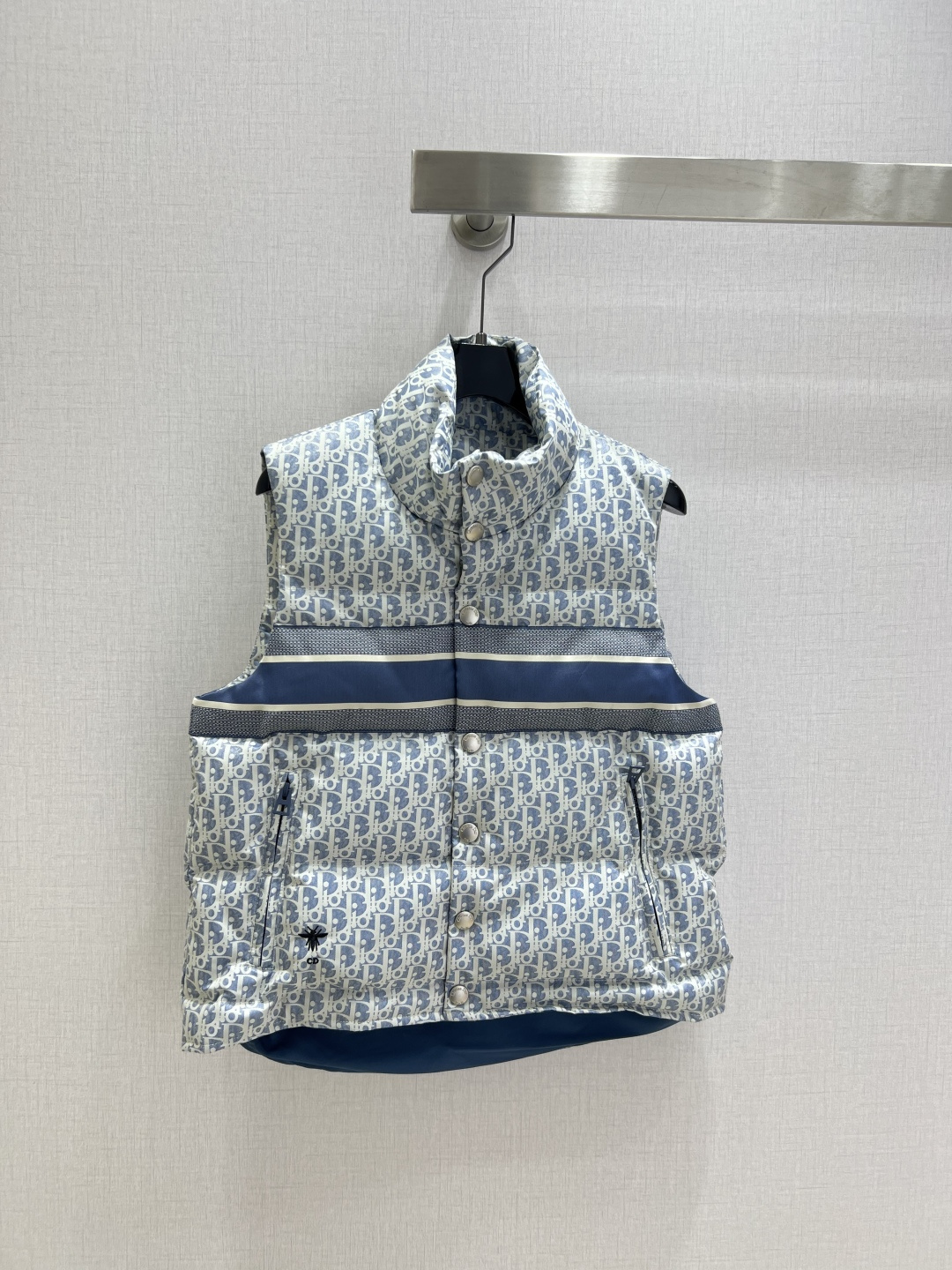 NO:546946,Highly recommended with dust bags DIO* early autumn new style, full-print down vest jacket, overall warmth effect full, regular down jacket, casual and fashionable, classic logo perfect embellishment, two colors SML code, high-quality ABC,,dior, jackets & coats, down jacket, alexander wang19860909配防尘袋强烈推荐 DIO*早秋新款 满印羽绒马甲外套 整体保暖效果拉满,常规款羽绒服 休闲时尚,经典logo完美点缀 两个色 SML码 高品质ABC,,dior,jackets & coats,down jacket,alexander wang,Women's clothing