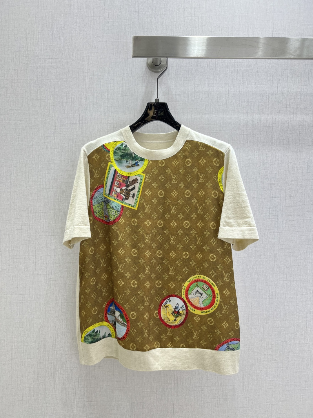 NO:547036,Highly recommended LV* early autumn new style, old-fashioned short-sleeved T-shirt, exquisite style, huge slim upper body!  Customized latest craftsmanship, low-key and luxurious!  A must-have item for fashionable things unlocks all outfits!  Classic items are fashionable and high-end, and the classic style is versatile and not picky!  One color SMLXL code high quality ABC, louis vuitton, T-shirt,tees, t-shirt,alexander wang19860909强烈推荐 LV*早秋新款 老花拼接短袖T恤 精致版型上身巨显瘦！定制最新工艺 低调奢华！时髦精必备单品解锁所有穿搭！经典单品时髦又高级 经典版型百搭不挑人！一个色 SMLXL码 高品质ABC,,louis vuitton,T-shirt,tees，t-shirt,alexander wang,Women's clothing