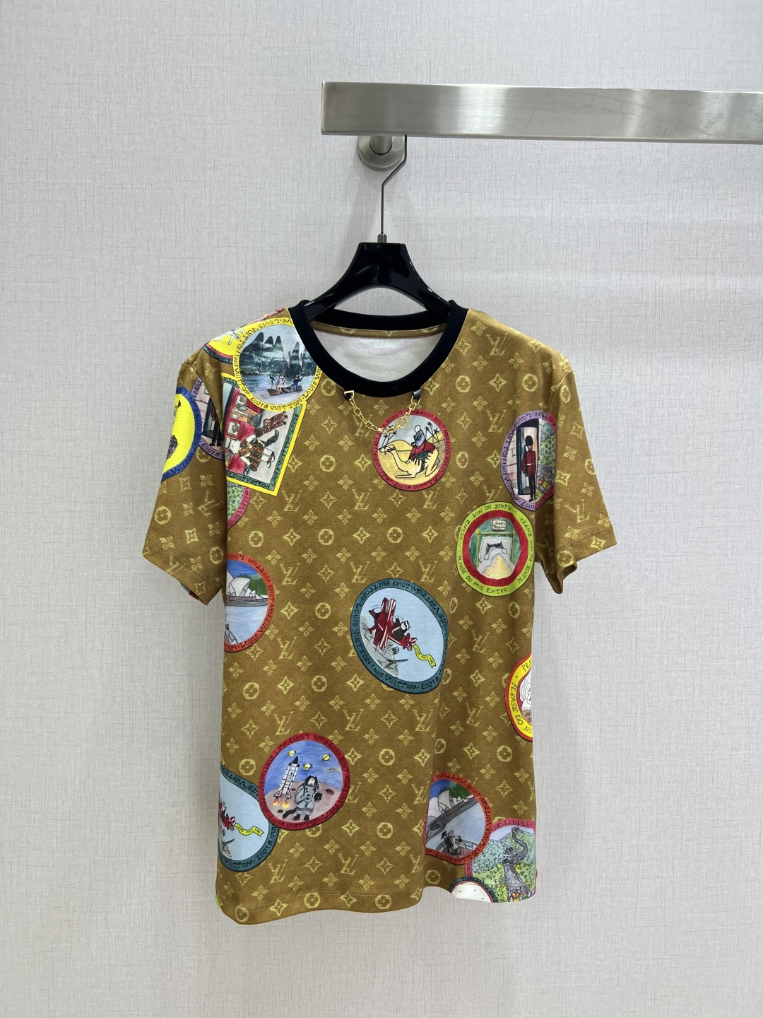 NO:547005,Highly recommended LV* early autumn new style badge printed short-sleeved T-shirt Customized YB mercerated cotton material texture shiny breathable and comfortable Regular T-shirt cutting highlights the brand style Made of gram-weight pure cotton slightly elastic Presents a slim visual effect Black edging on the neckline with metal letter chains as design highlights Letter printing pattern base logo badge elements Slack and fashionable Show high-end style One color SML code High-quality ABC,,louis vuitton,T-shirt,tees,t-shirt,alexander wang19860909强烈推荐 LV*早秋新款 徽章印花短袖T恤 定制YB丝光全棉材质 质感光泽 透气舒适 常规T恤裁剪 凸显品牌格调 采用克重纯棉制成 略带有弹力 呈现显瘦视觉效果 领口黑色包边以金属字母链条作设计亮点 字母印花图案打底徽标徽章元素 松弛而时髦 彰显高级格调 一个色 SML码 高品质ABC,,louis vuitton,T-shirt,tees，t-shirt,alexander wang,Women's clothing