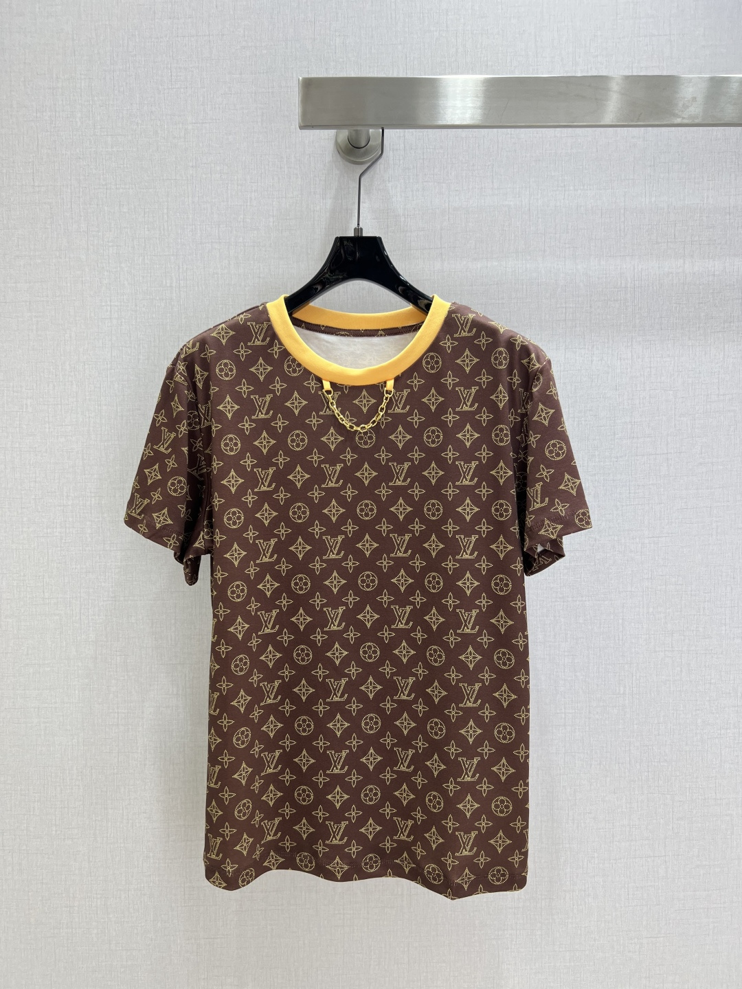 NO:547021,Highly recommended LV* early autumn new style, old-fashioned chain short-sleeved T-shirt Customized YB mercerated cotton material, textured gloss, breathable and comfortable Regular T-shirt cutting highlights the brand style Made of gram-weight pure cotton, slightly elastic, and slim visual effect The neckline edge is made of metal letter chains as design highlights Slack and fashionable Show high-end style Customized surface accessories One color SML code High-quality ABC,,louis vuitton,T-shirt,tees,t-shirt,alexander wang19860909强烈推荐 LV*早秋新款 老花链条短袖T恤 定制YB丝光全棉材质 质感光泽 透气舒适 常规T恤裁剪 凸显品牌格调 采用克重纯棉制成 略带有弹力 呈现显瘦视觉效果 领口包边以金属字母链条作设计亮点 松弛而时髦 彰显高级格调 定制面辅料 一个色 SML码 高品质ABC,,louis vuitton,T-shirt,tees，t-shirt,alexander wang,Women's clothing