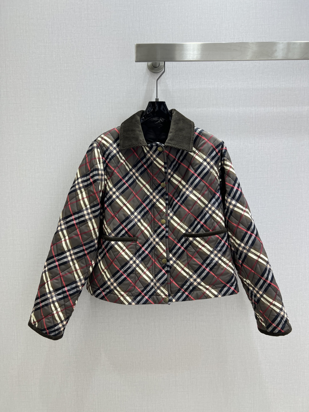 NO:546993,Highly recommended BUR* early autumn new style diamond lapel long-sleeved jacket, fashionable, low-key, elegant, luxurious and high-end!  The style is versatile and not picky. Customized technological fabrics depend on the quality of workmanship. It is a must-have for white, rich and beautiful people!  Two colors SML code high quality ABC, burberry, jackets & coats, alexander wang19860909强烈推荐 BUR*早秋新款 菱格翻领长袖外套 时髦低调气质又奢华高级！版型百搭不挑人,定制科技面料 做工品质看细节.白富美必入！两个色 SML码 高品质ABC,,burberry,jackets & coats,alexander wang,Women's clothing