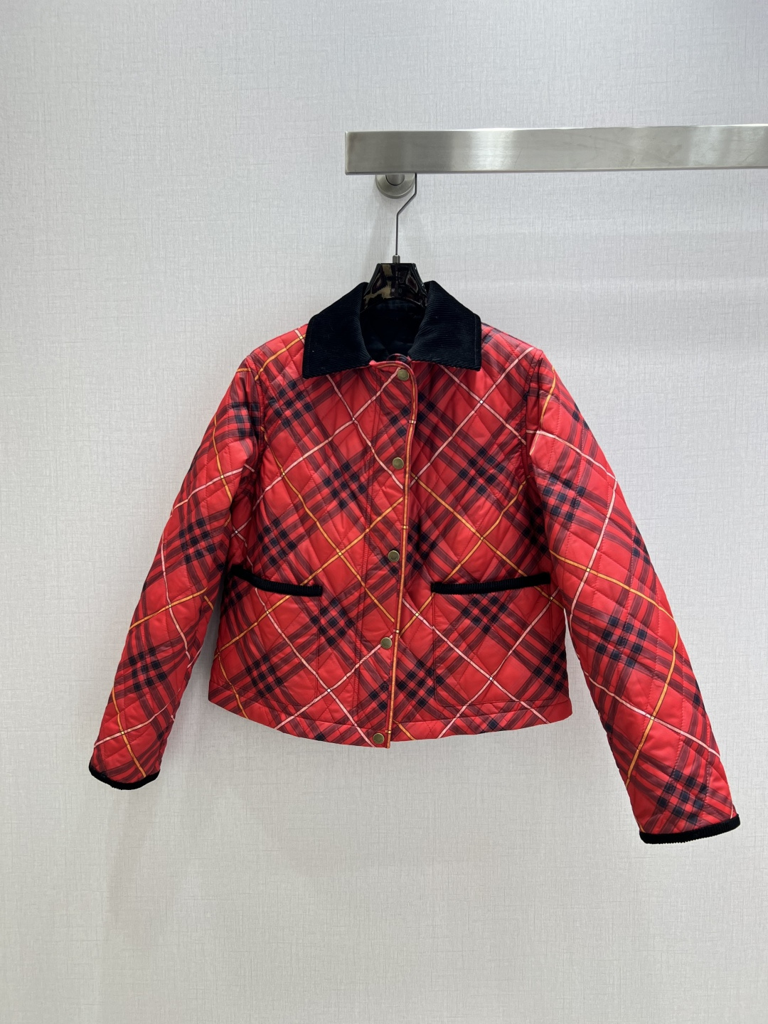 NO:546999,Highly recommend BUR*'s new early autumn diamond lapel long-sleeved jacket. It is fashionable, low-key and luxurious!  The styles are versatile and not picky, customized technical fabrics, workmanship quality depends on the details. Bai Fumei is a must-have!  Two colors SML code high quality ABC,,burberry,jackets & coats,alexander wang19860909强烈推荐 BUR*早秋新款 菱格翻领长袖外套 时髦低调气质又奢华高级！版型百搭不挑人,定制科技面料 做工品质看细节.白富美必入！两个色 SML码 高品质ABC,,burberry,jackets & coats,alexander wang,Women's clothing