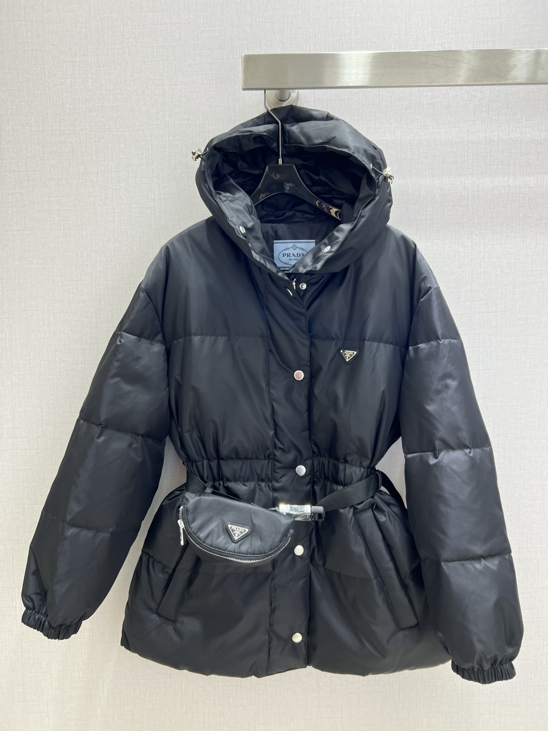 NO:546914,Highly recommended with dust bag PRA* early autumn new style hooded down jacket jacket belt bag 90 white goose down filling amount 221 grams overall warming effect full, regular down jacket casual and fashionable, classic logo perfect embellishment One color SML code High quality ABC, prada, jackets & coats, down jacket, hats, alexander wang19860909配防尘袋强烈推荐 PRA*早秋新款 连帽羽绒服外套 配腰带包包 90白鹅绒 充绒量221克 整体保暖效果拉满,常规款羽绒服 休闲时尚,经典logo完美点缀 一个色 SML码 高品质ABC,,prada,jackets & coats,down jacket,hats,alexander wang,Women's clothing