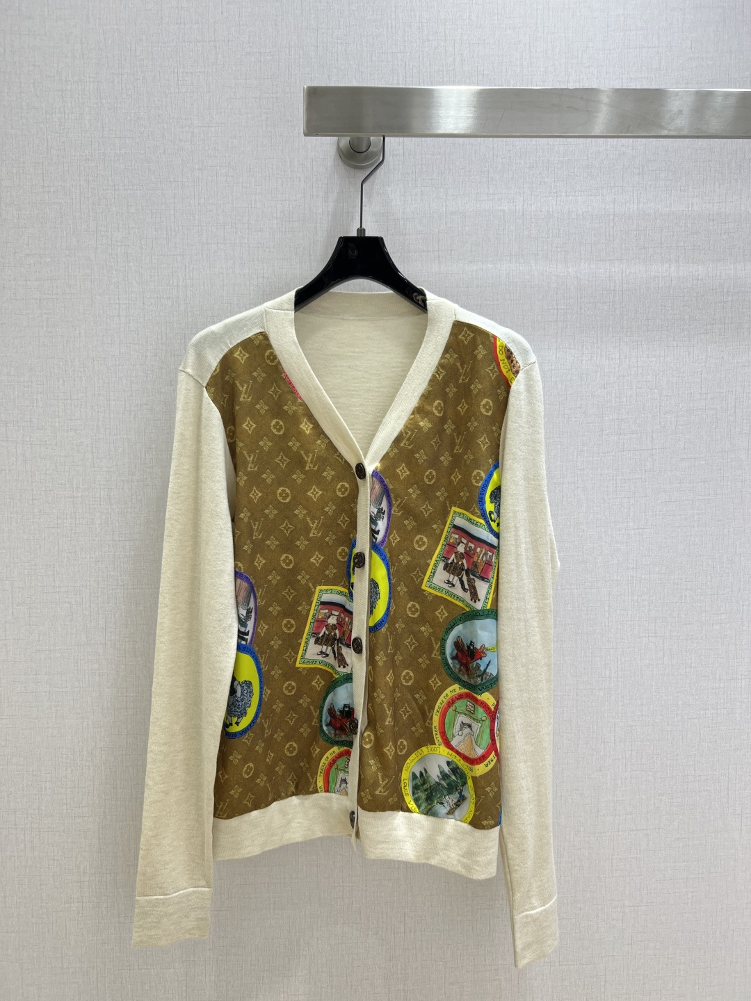 NO:547028,Highly recommended LV* early autumn new style, spliced ​​printed cardigan jacket, delicate and soft texture, classic age-reducing item!  The style is not picky about others and looks slim!  The perfect item that is a must-have for white and rich beauty. The texture is excellent and the workmanship is perfect!  Spot stock and grab big orders!  One color SMLXL code high quality ABC, louis vuitton, jackets & coats,alexander wang19860909强烈推荐 LV*早秋新款 拼接印花开衫外套 质感细腻软糯.经典减龄单品！版型不挑人上身巨显瘦！白富美必收的完美单品.质感超赞完美做工品质！现货开抢 大单子甩过来！一个色 SMLXL码 高品质ABC,,louis vuitton,jackets & coats,alexander wang,Women's clothing