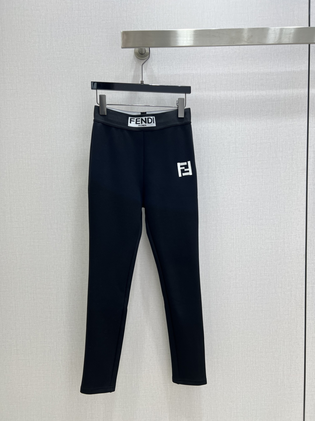NO:550274,Highly recommended FEN*2025 autumn and winter new style, embroidered double F base trousers, elastic letters and elastic waist design, waist letter decoration, high custom imported high-density fabric, logo leather embellishment, basic version, versatile artifact, one color, SML code, high-quality ABC,,fendi,alexander wang19860909强烈推荐 FEN*2025秋冬新款 刺绣双F打底长裤 松紧字母橡筋腰设计 腰头字母装饰 高定制进口高密度面料 logo皮牌点缀 基础版型 百搭神器 一个色 SML码 高品质ABC,,fendi,alexander wang,Women's clothing