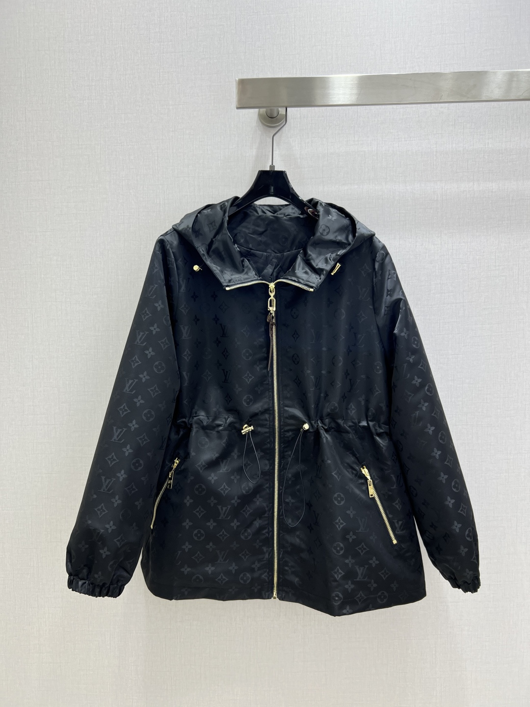 NO:550286,Highly recommended LV*2025 autumn and winter new style jacquard cotton waist coat high-end production!  Clean and neat tailoring, online details, simple design without losing the sense of fashion, fashionable and high-end, showing the style of INS bloggers!  Easy-going and handsome, customized fabrics, practical and texture coexist!  Little fairies!  Take action quickly!  One color SML code high quality ABC, louis vuitton, jackets & coats,alexander wang19860909强烈推荐 LV*2025秋冬新款 提花夹棉收腰外套 高版出品！干净利落的剪裁 细节在线 设计简约又不失时髦感 时髦高级 尽显INS博主风！随性又帅气 定制面料 实穿与质感并存！小仙女们！赶快行动起来吧！一个色 SML码 高品质ABC,,louis vuitton,jackets & coats,alexander wang,Women's clothing