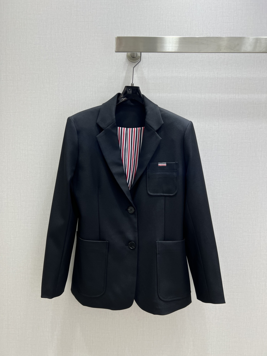 NO:550298,Highly recommended TB*2025 autumn and winter new style, red stripe logo suit jacket, classic and stylish, with its own aura, the fabric texture is very stylish, fashionable and high-end, the color is super positive, the upper body looks white and slim, the series with a cool and handsome feeling, the upper body is full of aura, the length is just right, easy to control, one color, SML code, high-quality ABC,, jackets & coats, business suit, alexander wang19860909强烈推荐 TB*2025秋冬新款 红条标志西装外套 经典又有型 自带气场 面料质感很奈斯 时髦又高级 颜色超级正 上身显白又显瘦 自带酷帅感的系列 走路都带风上身气场全开 长度恰到好处 轻松驾驭 一个色 SML码 高品质ABC,,jackets & coats,business suit,alexander wang,Women's clothing