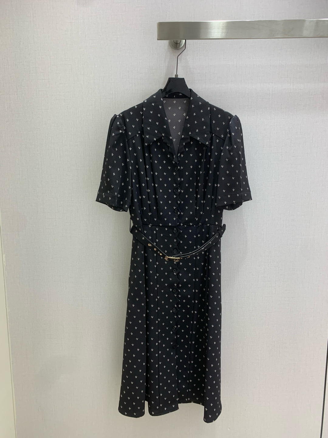 NO:549913,Highly recommended LV* 2025 autumn and winter new style printed belt dress permeable printing Customized YB imported twill thick material, texture shiny, draped and flowing Short-sleeved belt mid-length dress, full of letter logos throughout, paired with two-sleeved slightly shining princess sleeves, sweet and age-reducing, loose style, using belt and medium-length length to modify the body shape and beautify the proportions, and the outfit highlights the temperament and charm. One color SMLXL code High-quality AB,,louis vuitton, skirts, T-shirt, alexander wang19860909强烈推荐 LV*2025秋冬新款 印花腰带连衣裙 渗透印花 定制YB进口斜纹稠材质,质感光泽,垂顺飘逸 短袖腰带中长连衣裙,通体满铺字母徽标,配上两袖微耸公主束袖,甜美减龄,宽松版型,利用腰带和中长长度,修饰身型美化比例,穿搭凸显气质魅力.一个色 SMLXL码 高品质AB,,louis vuitton,skirts,T-shirt,alexander wang,Women's clothing