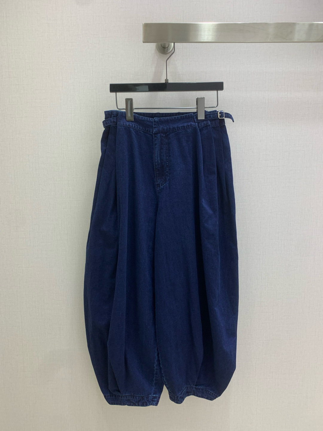 NO:549923,Highly recommended LOE*2025 autumn and winter new style denim lantern cropped pants custom YB twill cotton denim material, comfortable and soft, breathable and easy to wear, washing and old retro denim shirt and bloomer suit, two shoulder pleated design, upper body shows upright posture, matched with the same series of lantern foot clasp pants, elastic tightly at the waist, showing the folds echoing up and down, loose visually showing straight legs, presenting a casual and free style of dressing, complete sets of dressing are casual and fashionable, and the slack feels full. One color SMLXL code high-quality ABC,,loewe,shirts,alexander wang19860909强烈推荐 LOE*2025秋冬新款 牛仔灯笼九分裤 定制YB斜纹棉牛仔材质,舒适柔软,透气好穿,水洗做旧复古牛仔衬衫灯笼裤套装,两肩褶皱设计,上身彰显挺拔身姿,搭配同系列灯笼束脚九分裤,腰间弹力束紧,呈现出褶皱上下呼应,宽松视觉显腿直,呈现随性自由的穿搭风格,成套穿搭率性时髦,松弛感拉满.一个色 SMLXL码 高品质ABC,,loewe,shirts,alexander wang,Women's clothing