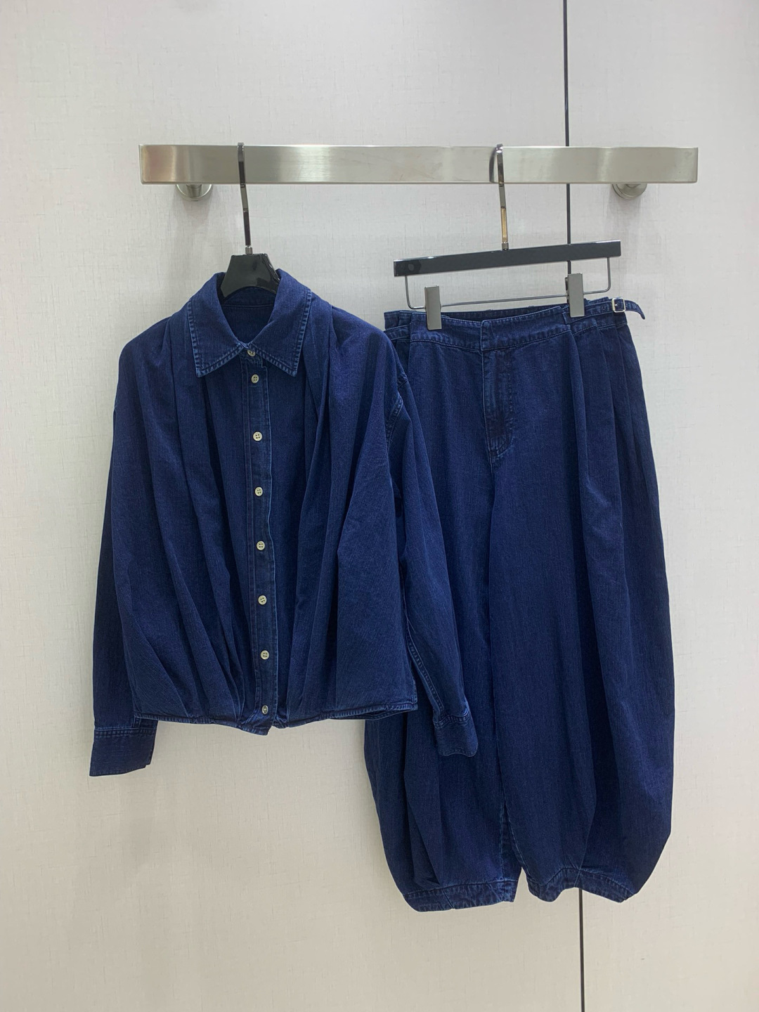 NO:549932,Highly recommended LOE*2025 autumn and winter new style lapel denim long-sleeved shirt custom YB twill cotton denim material, comfortable and soft, breathable and easy to wear, washing and old retro denim shirt bloomers suit, two shoulder pleated design, upper body shows upright posture, matched with the same series of lantern trousers, elastic tightly tied around the waist, showing the folds echoing up and down, loose visually showing straight legs, presenting a casual and free style of dressing, complete sets of dressing are casual and fashionable, and the slack feels full. One color SMLXL code High-quality ABC,,loewe,shirts,alexander wang19860909强烈推荐 LOE*2025秋冬新款 翻领牛仔长袖衬衫 定制YB斜纹棉牛仔材质,舒适柔软,透气好穿,水洗做旧复古牛仔衬衫灯笼裤套装,两肩褶皱设计,上身彰显挺拔身姿,搭配同系列灯笼束脚九分裤,腰间弹力束紧,呈现出褶皱上下呼应,宽松视觉显腿直,呈现随性自由的穿搭风格,成套穿搭率性时髦,松弛感拉满.一个色 SMLXL码 高品质ABC,,loewe,shirts,alexander wang,Women's clothing