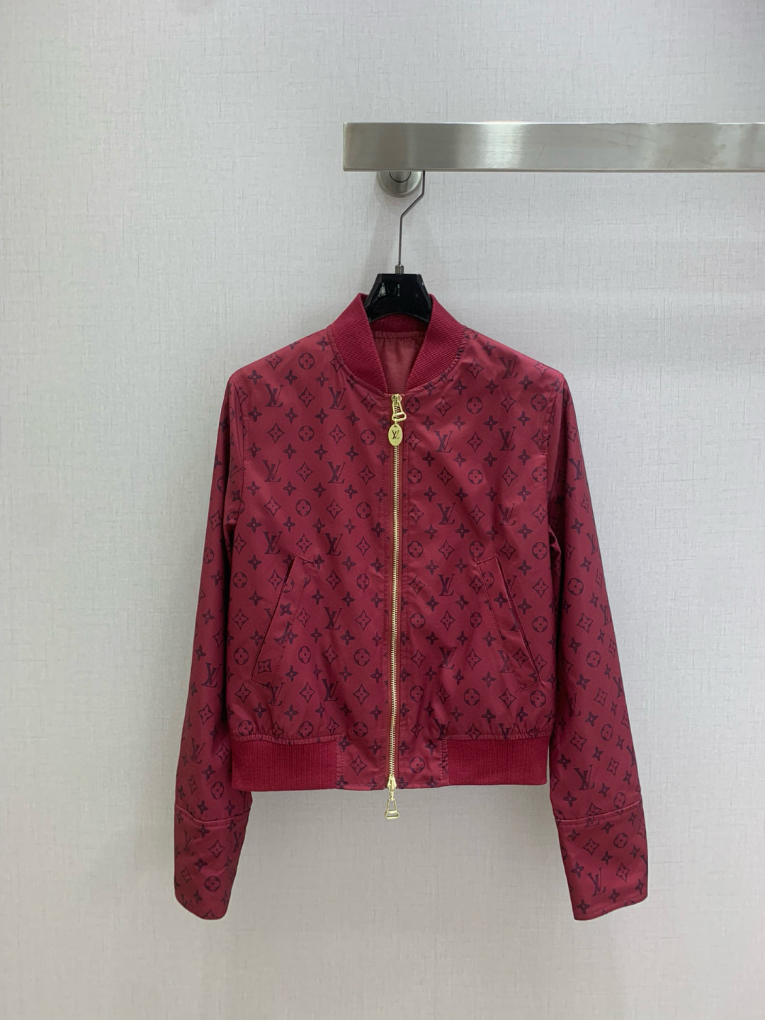 NO:549944,Highly recommended LV*2025 autumn and winter new baseball jacket custom YB imported waterproof nylon material, high-quality texture, crisp and stylish, stand-up collar jacket style, full-body four-leaf clover letters, engraved hollow zipper, combined with elastic thread cuff hem, close-fitting and flexible and convenient to put on and take off, highlighting the fashionable brand tone, meeting the various needs of daily commuting. Casual and fashionable style, full of slackness. Two colors SMLXL code high-quality ABC,,louis vuitton, jackets & coats, jackets & coats, alexander wang19860909强烈推荐 LV*2025秋冬新款 棒球夹克外套 定制YB进口防水尼龙材质,质感高级,挺括有型,立领夹克外套版型,通体四叶草字母,印刻镂空拉链,配合弹力螺纹袖口下摆,贴身灵活穿脱方便,彰显时髦品牌调性,满足日常通勤多种需求.休闲时尚风格,满满松弛感.两个色 SMLXL码 高品质ABC,,louis vuitton,jackets & coats,jackets & coats,alexander wang,Women's clothing