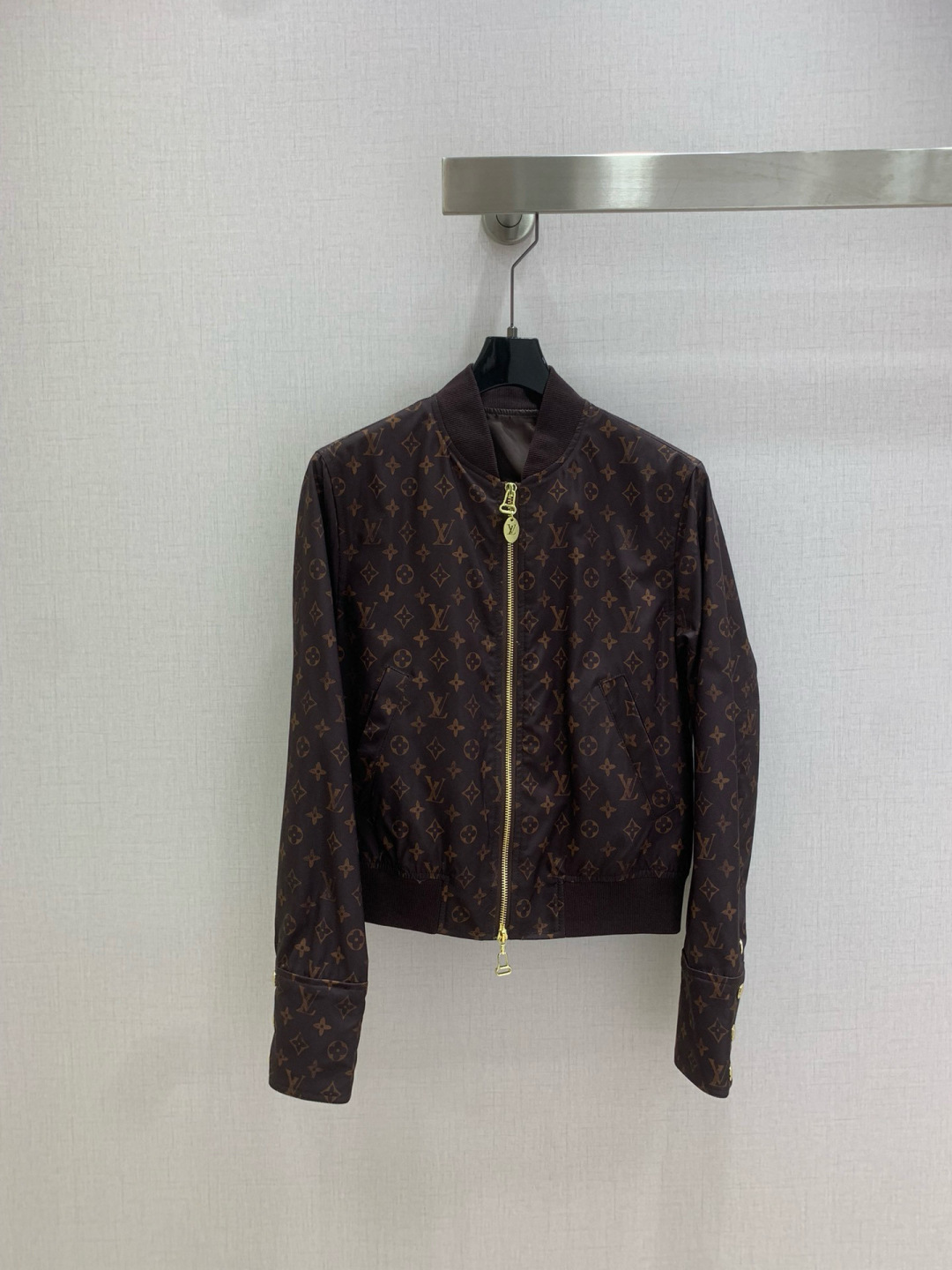 NO:549955,Highly recommended LV*2025 autumn and winter new baseball jacket custom YB imported waterproof nylon material, high-quality texture, crisp and stylish, stand-up collar jacket style, full-body four-leaf clover letters, engraved hollow zipper, combined with elastic thread cuff hem, close-fitting and flexible and convenient to put on and take off, highlighting the fashionable brand tone, meeting the various needs of daily commuting. Casual and fashionable style, full of slackness. Two colors SMLXL code high-quality ABC,,louis vuitton, jackets & coats, jackets & coats, alexander wang19860909强烈推荐 LV*2025秋冬新款 棒球夹克外套 定制YB进口防水尼龙材质,质感高级,挺括有型,立领夹克外套版型,通体四叶草字母,印刻镂空拉链,配合弹力螺纹袖口下摆,贴身灵活穿脱方便,彰显时髦品牌调性,满足日常通勤多种需求.休闲时尚风格,满满松弛感.两个色 SMLXL码 高品质ABC,,louis vuitton,jackets & coats,jackets & coats,alexander wang,Women's clothing