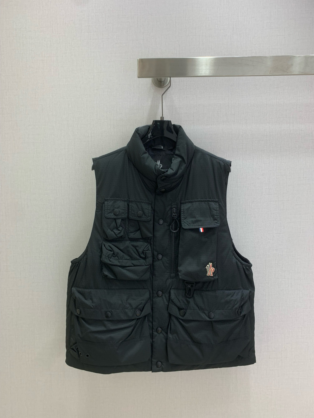 NO:549966,Highly recommended MON*2025 autumn and winter new style stand collar multi-pocket vest jacket Customized YB imported environmentally friendly recycled nylon material, better breathability, enhanced warmth performance of cotton inside, preferred material for seasonal layering, lapel stand collar snap buckle vest style, multiple flip pocket asymmetric design on both sides, easy to wear to create a slack workwear personality, iconic logo echoes the front and back, highlighting the high-end style, and the style is casual and lazy and fashionable. One color 4850525456 high-quality ABC,, jackets & coats,alexander wang19860909强烈推荐 MON*2025秋冬新款 立领多口袋马甲外套 定制YB进口环保再生尼龙材质,透气性更好,内里加棉保暖性能增强,换季叠穿穿搭首选材质,翻领立领按扣开襟马甲版型,两侧以多个翻盖口袋不对称设计点缀调节,轻松穿出松弛工装个性,标志性徽标前后呼应点缀,彰显高级格调,穿搭出休闲慵懒时髦风格.一个色 4850525456码 高品质ABC,,jackets & coats,alexander wang,Women's clothing