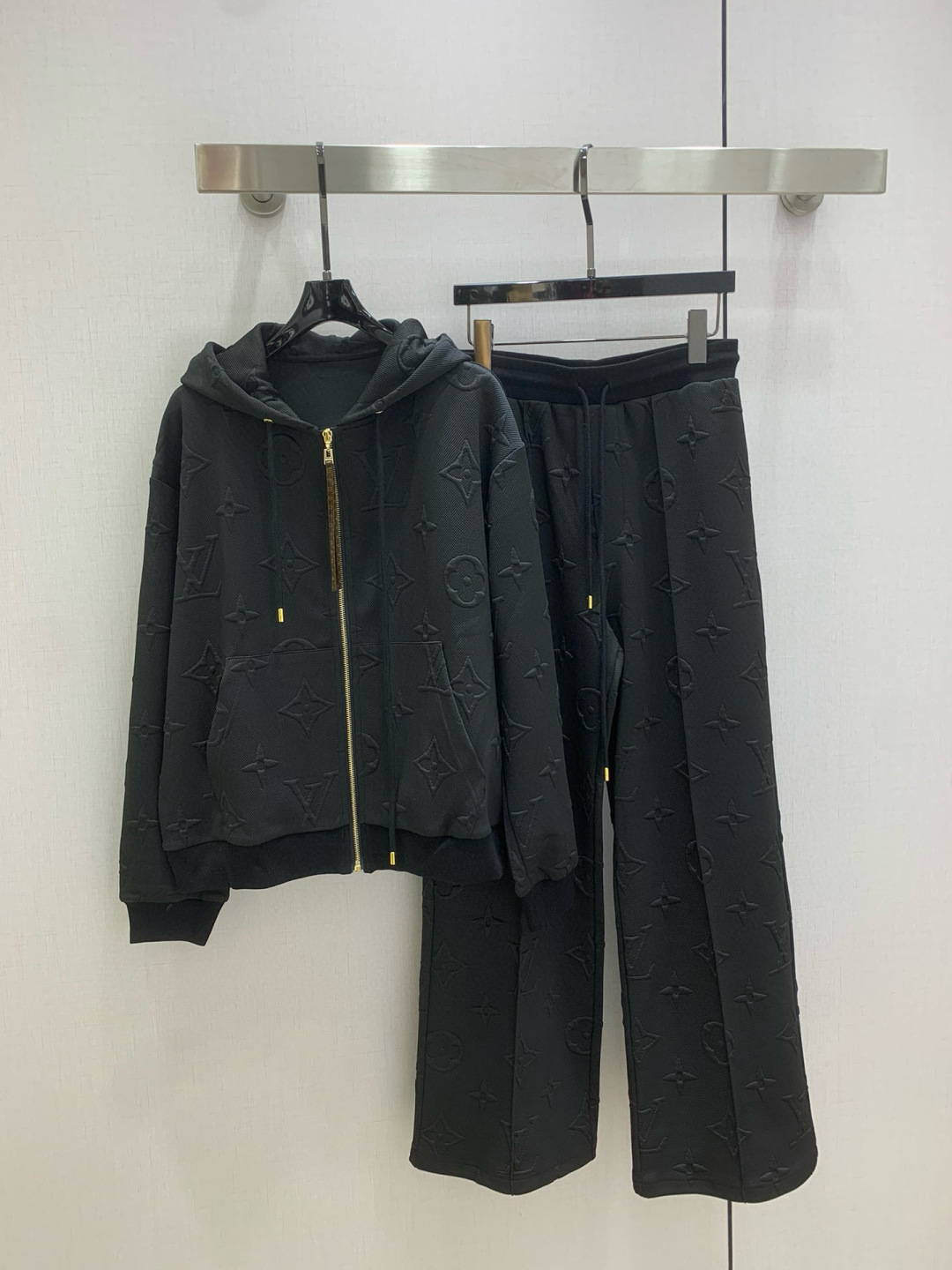 NO:550318,Highly recommended LV*2025 early autumn new style embossed hooded sweatshirt set, Ke AKI saucy style, three-dimensional logo design, daily commuting wear is very OK, the sense of layering is richer, and the small details are too much more points. It is easy to accommodate all kinds of figures. Two colors SML codes, high-quality ABC,,louis vuitton,hoodie, sweatshirts,hats,alexander wang19860909强烈推荐 LV*2025早秋新款 压花连帽卫衣套装 可A可飒的风格,立体logo设计 日常通勤穿什么的都是很OK的,层次感更加丰富,满满小细节太加分了.包容各种身材都不在话下 两个色 SML码 高品质ABC,,louis vuitton,hoodie,sweatshirts,hats,alexander wang,Women's clothing