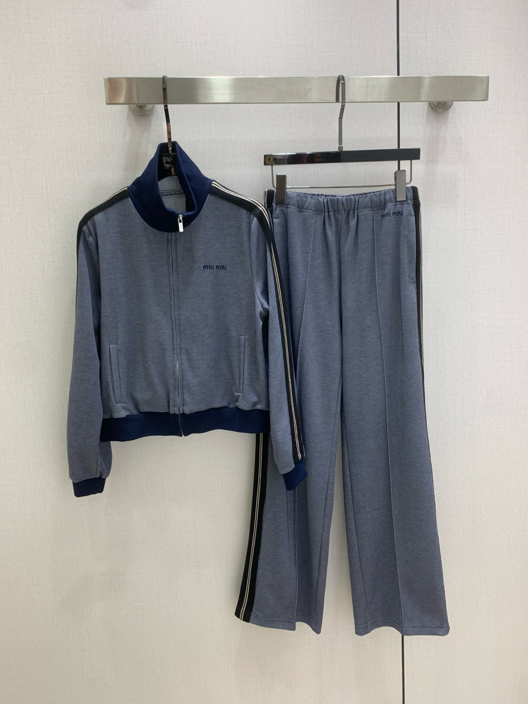 NO:549976,Highly recommended MIU*2025 autumn and winter new style, lapel zipper line trousers suit, extremely comfortable, there is no reason to refuse it. Ke AKI Sa's style, daily commuting wear is very OK, not picky for occasions. The design is unique, the sense of layering is richer, and the small details are too important. One color SML code, high-quality ABC,,miumiu,alexander wang19860909强烈推荐 MIU*2025秋冬新款 翻领拉链线条长裤套装 舒适度极强 没有理由可以拒绝它.可A可飒的风格,日常通勤穿什么的都是很OK的,不挑场合的.设计独特 层次感更加丰富,满满小细节太加分了 一个色 SML码 高品质ABC,,miumiu,alexander wang,Women's clothing